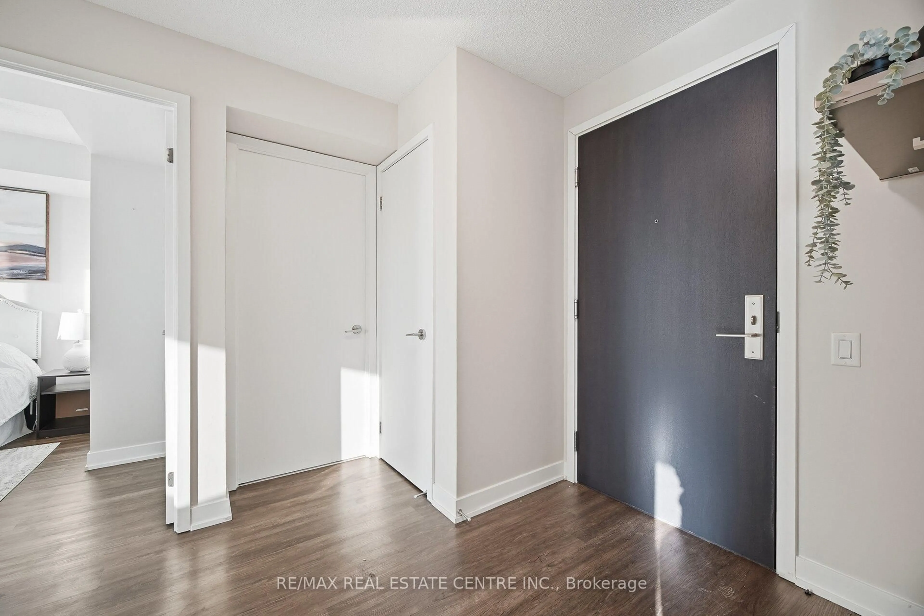 Indoor entryway for 38 Monte Kwinter Crt #1112, Toronto Ontario M3H 0E2