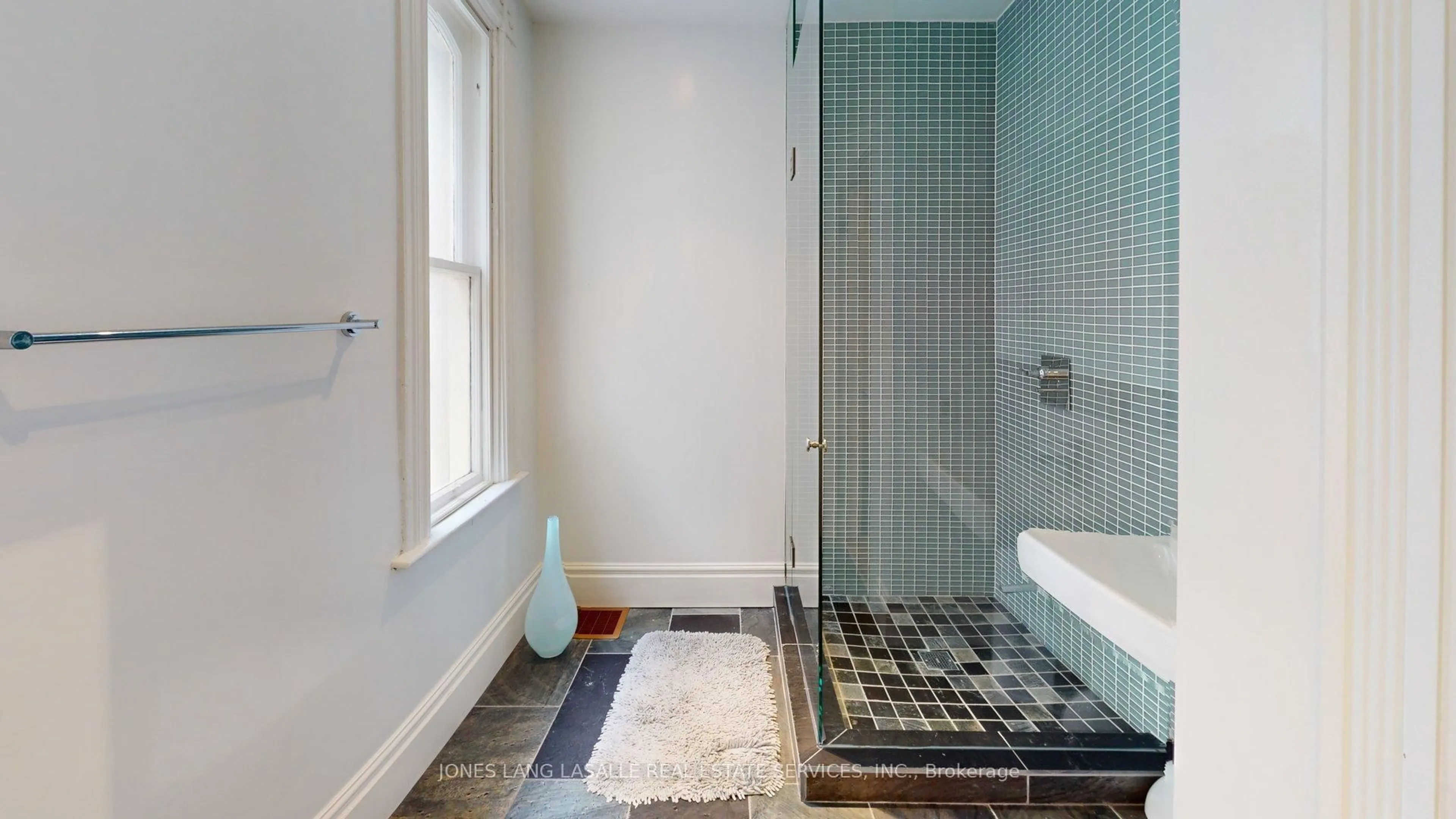 Contemporary bathroom, ceramic/tile floor for 540 Richmond St, Toronto Ontario M5V 1Y4