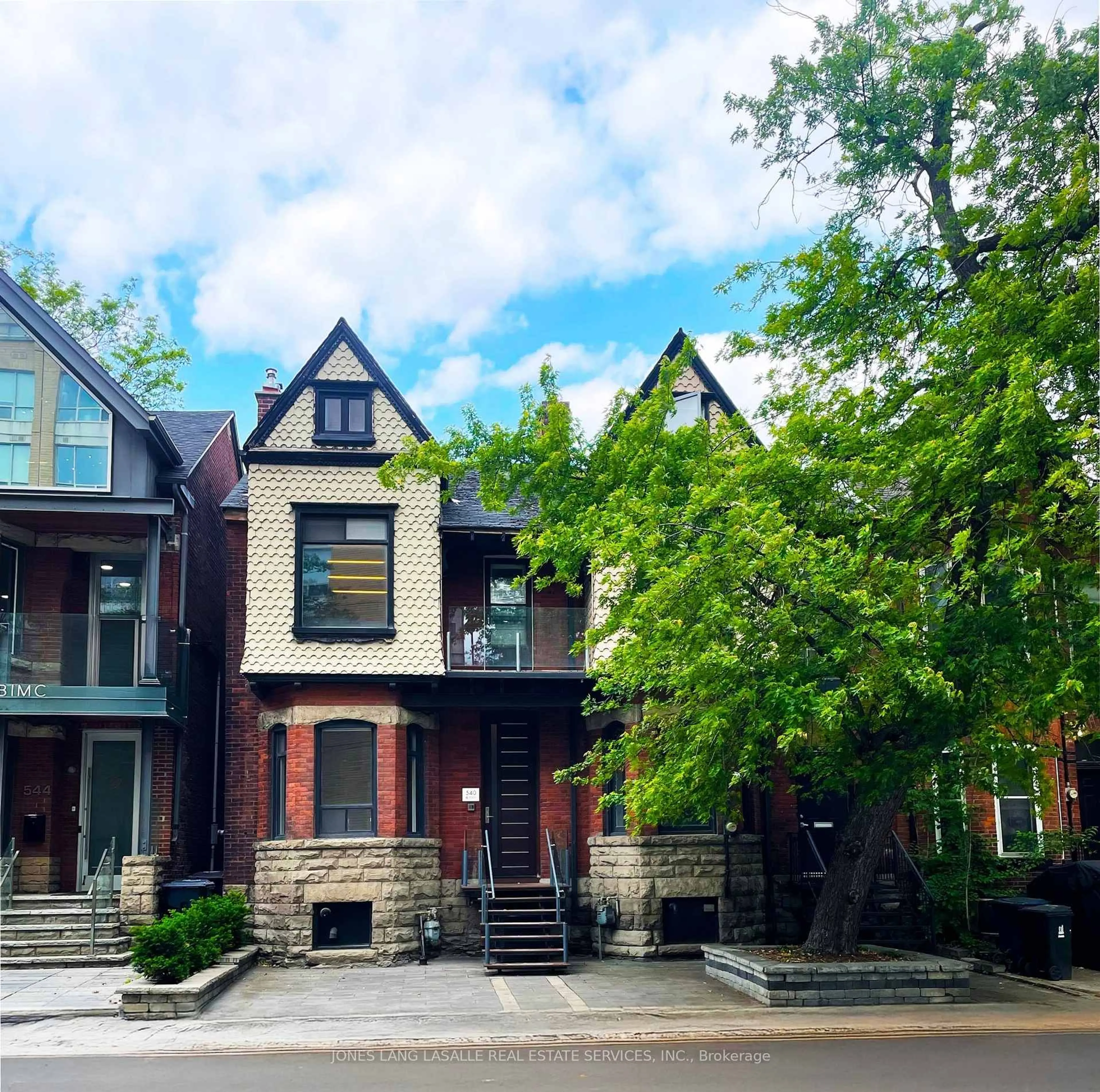 Home with brick exterior material, street for 542 Richmond St, Toronto Ontario M5V 1Y4