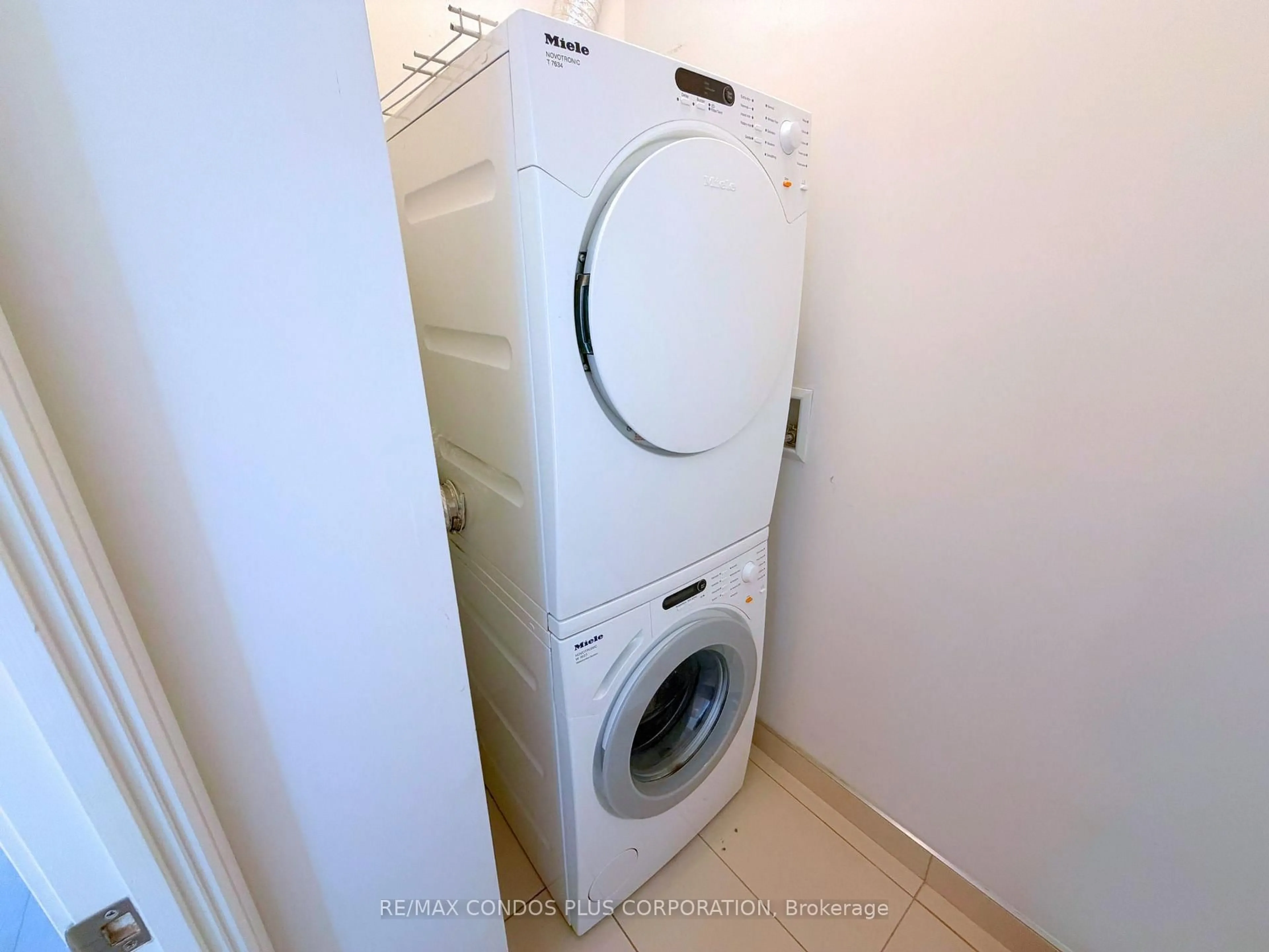 Laundry room for 65 St. Mary St #LPH02, Toronto Ontario M5S 0A6