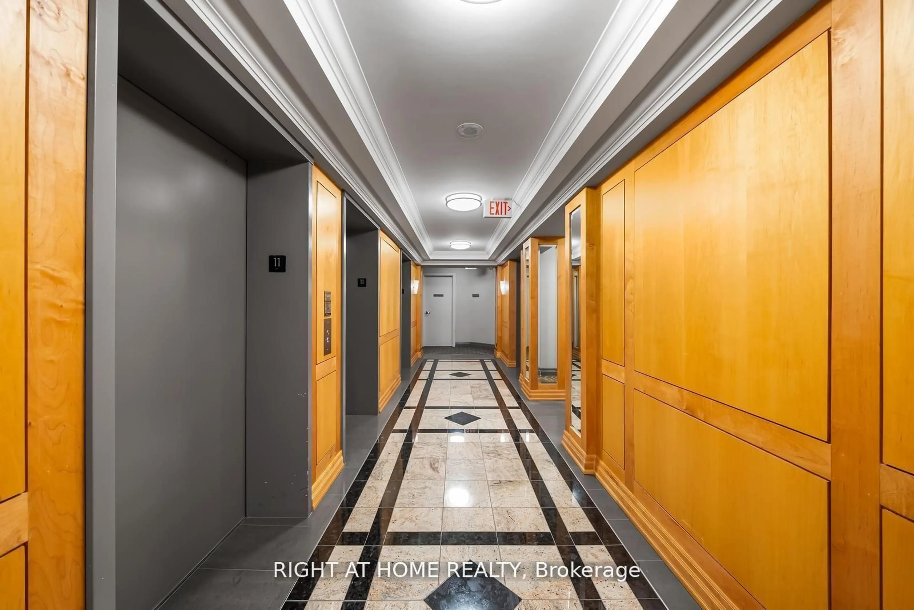 Indoor foyer for 80 Harrison Garden Blvd #1122, Toronto Ontario M2N 7E3