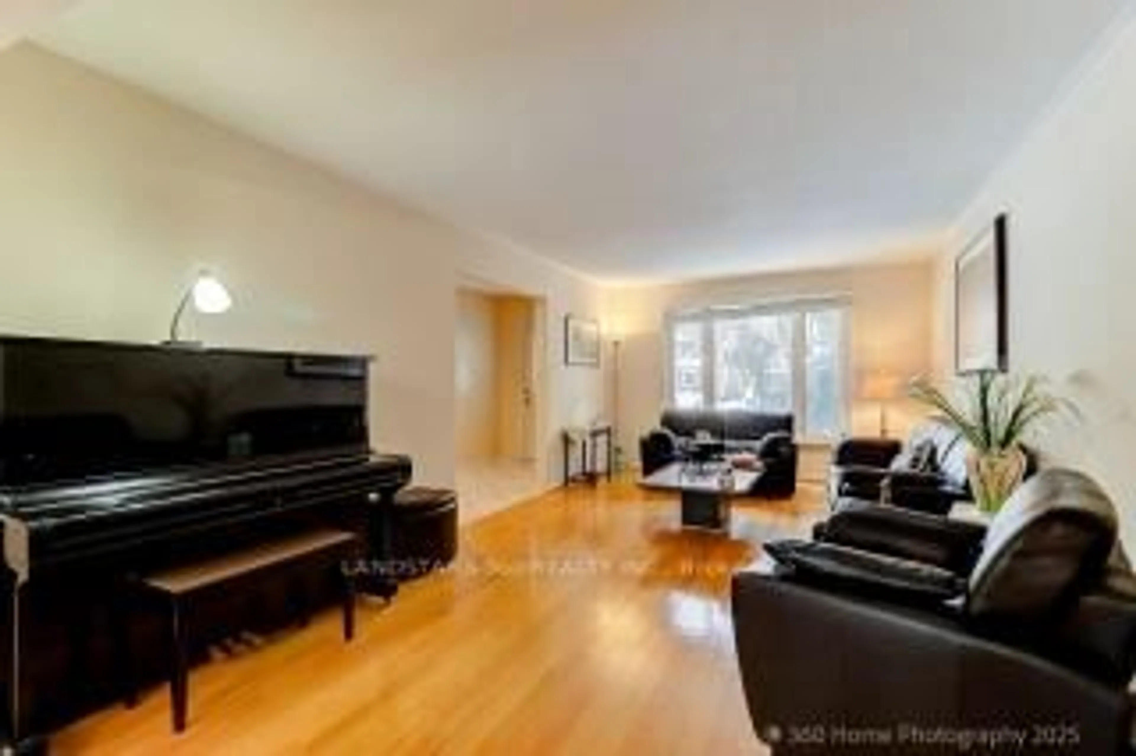 Living room with furniture, wood/laminate floor for 31 Whitehorn Cres, Toronto Ontario M2J 3B1