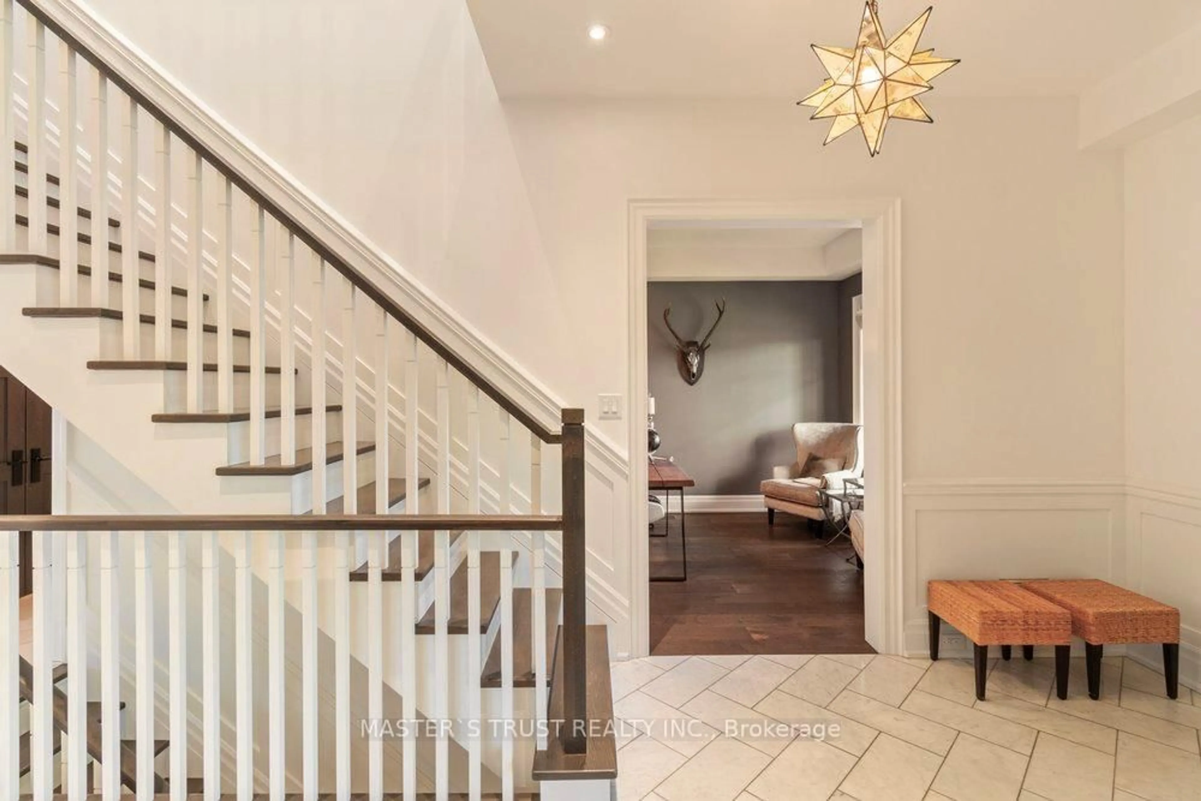 Indoor foyer for 28 Forest Ridge Dr, Toronto Ontario M6B 1H3