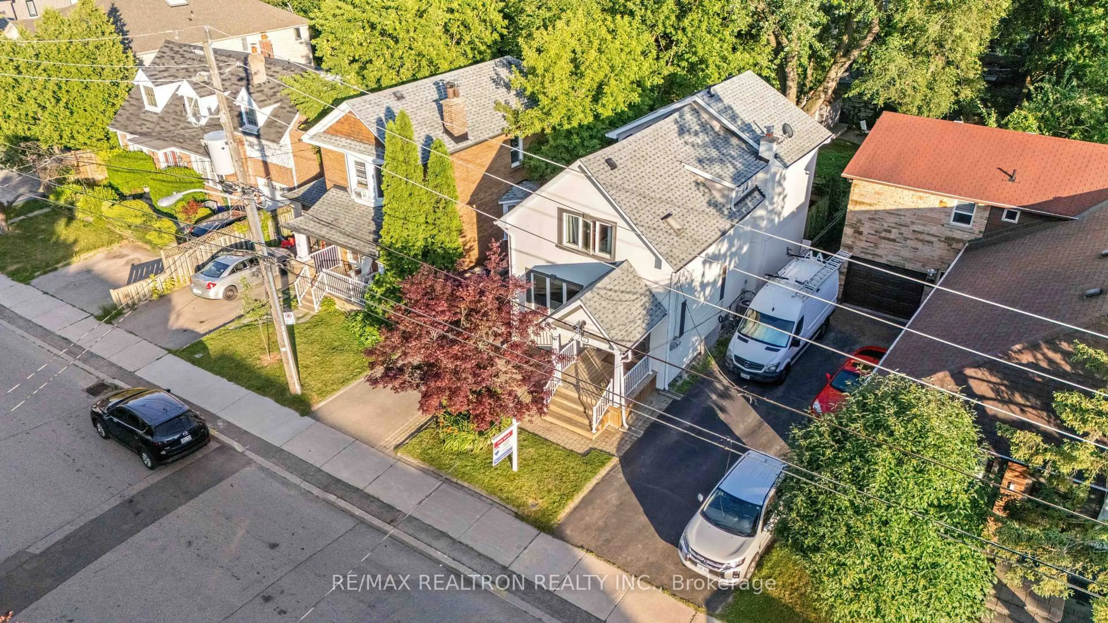A pic from outside/outdoor area/front of a property/back of a property/a pic from drone, street for 37 Johnston Ave, Toronto Ontario M2N 1G9