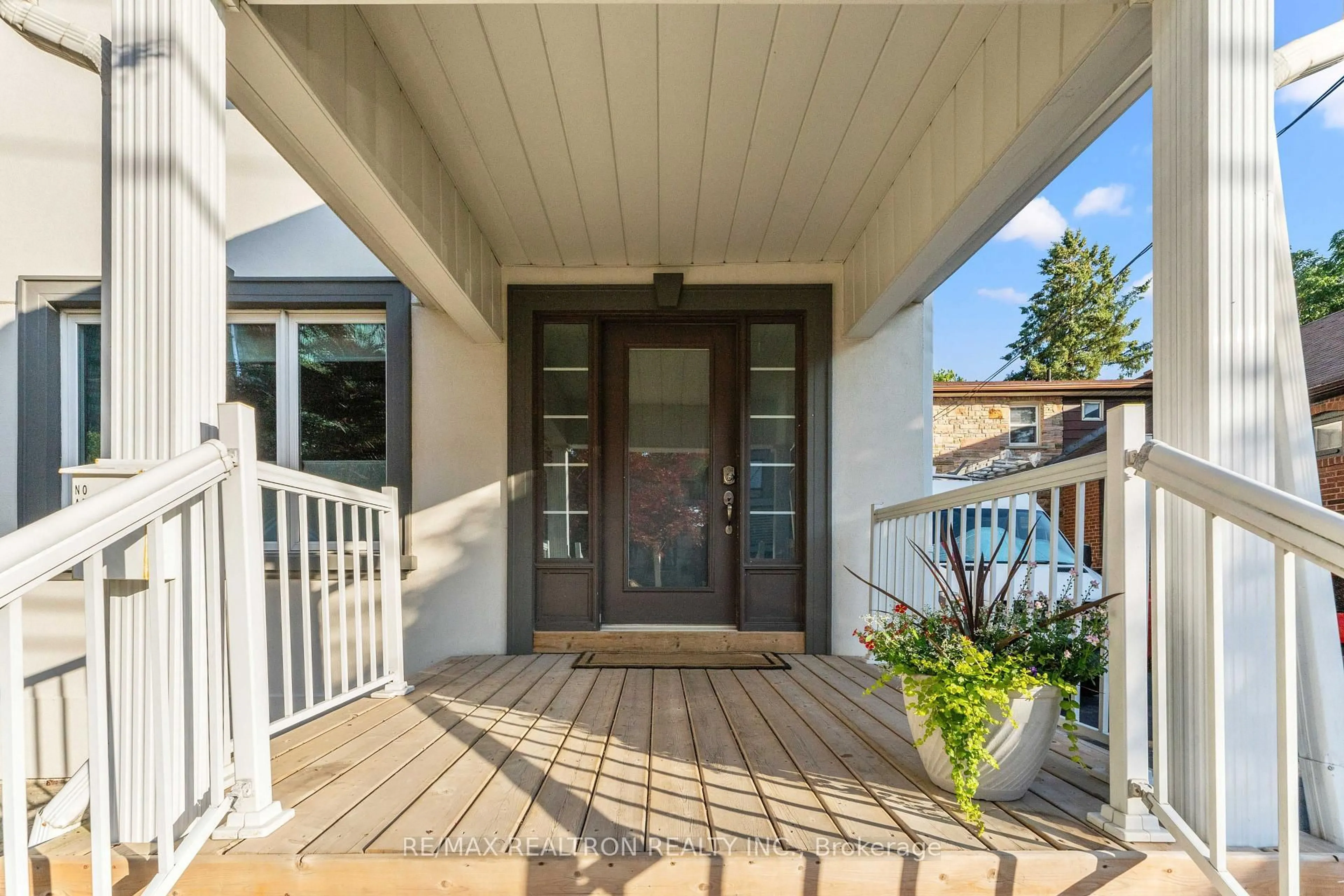 Indoor entryway for 37 Johnston Ave, Toronto Ontario M2N 1G9