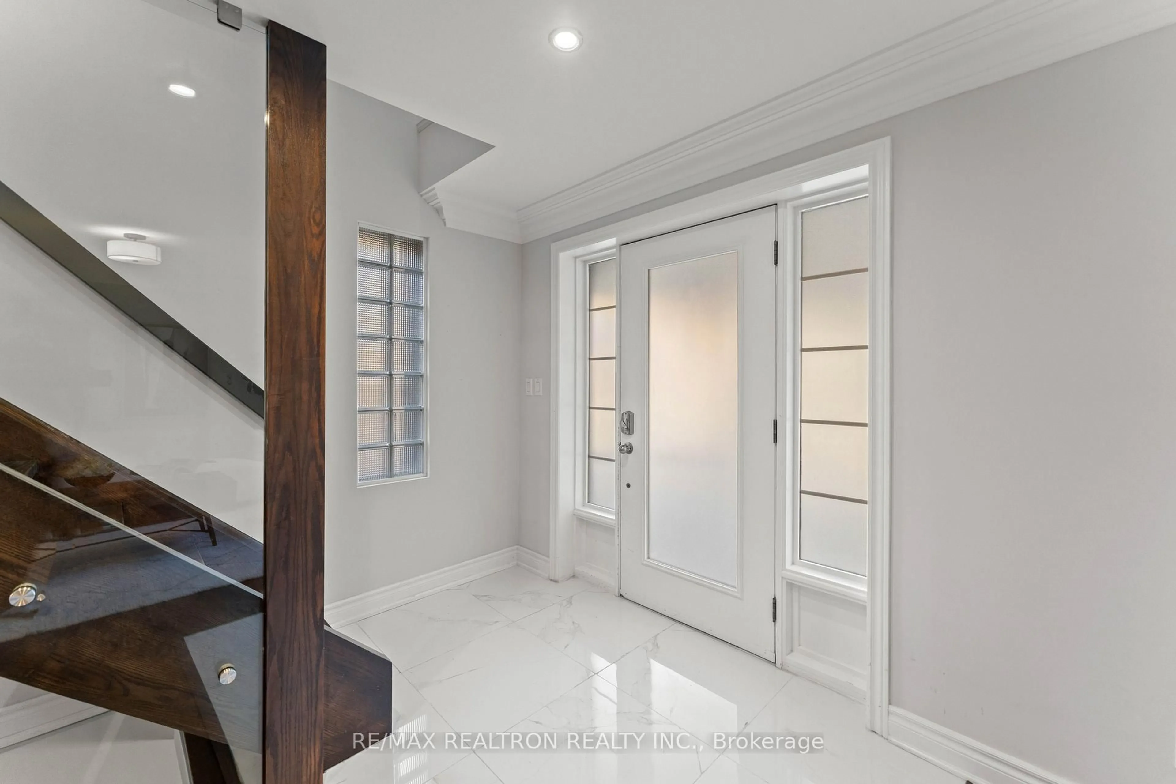 Indoor foyer for 37 Johnston Ave, Toronto Ontario M2N 1G9