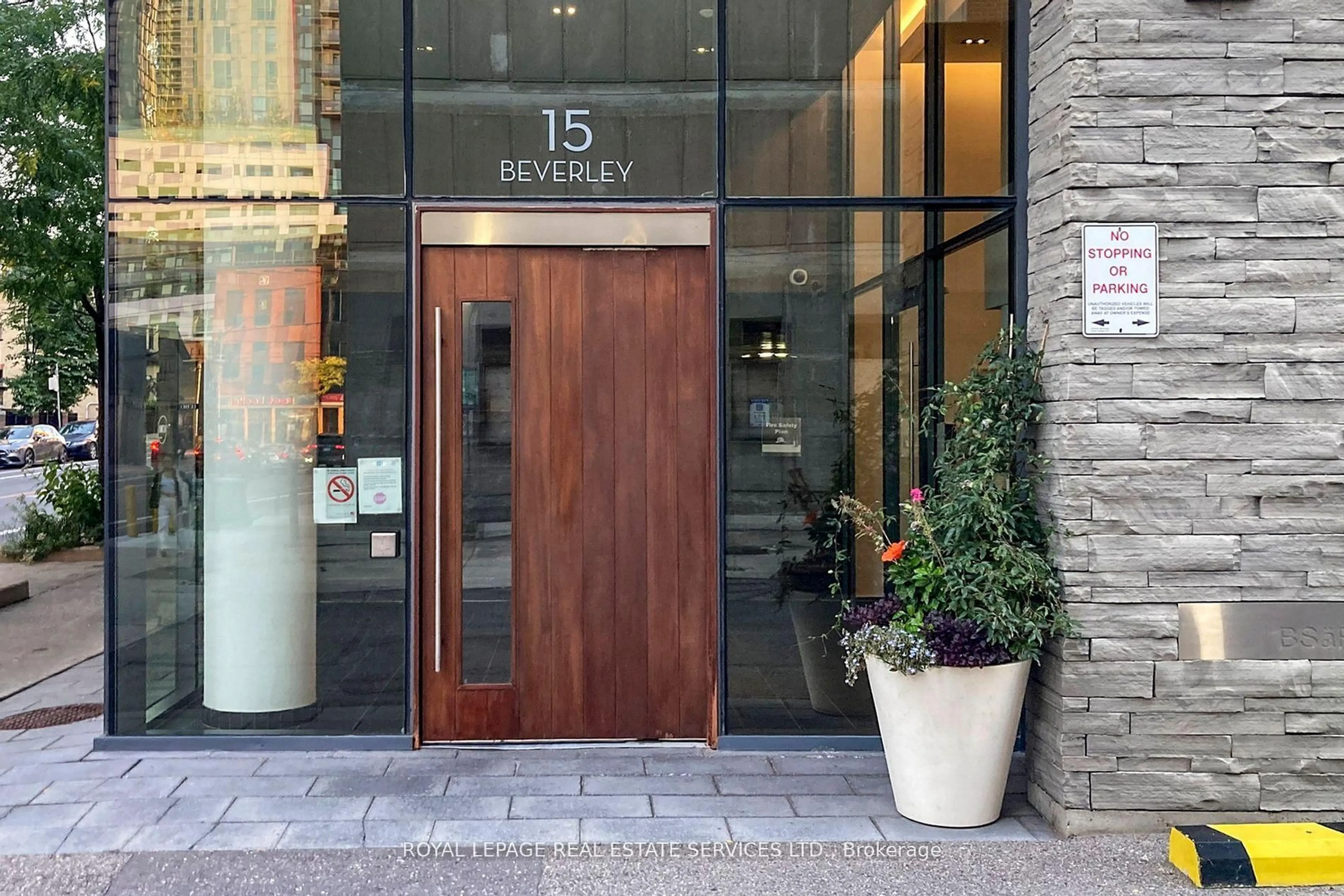 Indoor entryway for 15 Beverley St #803, Toronto Ontario M5T 1X8