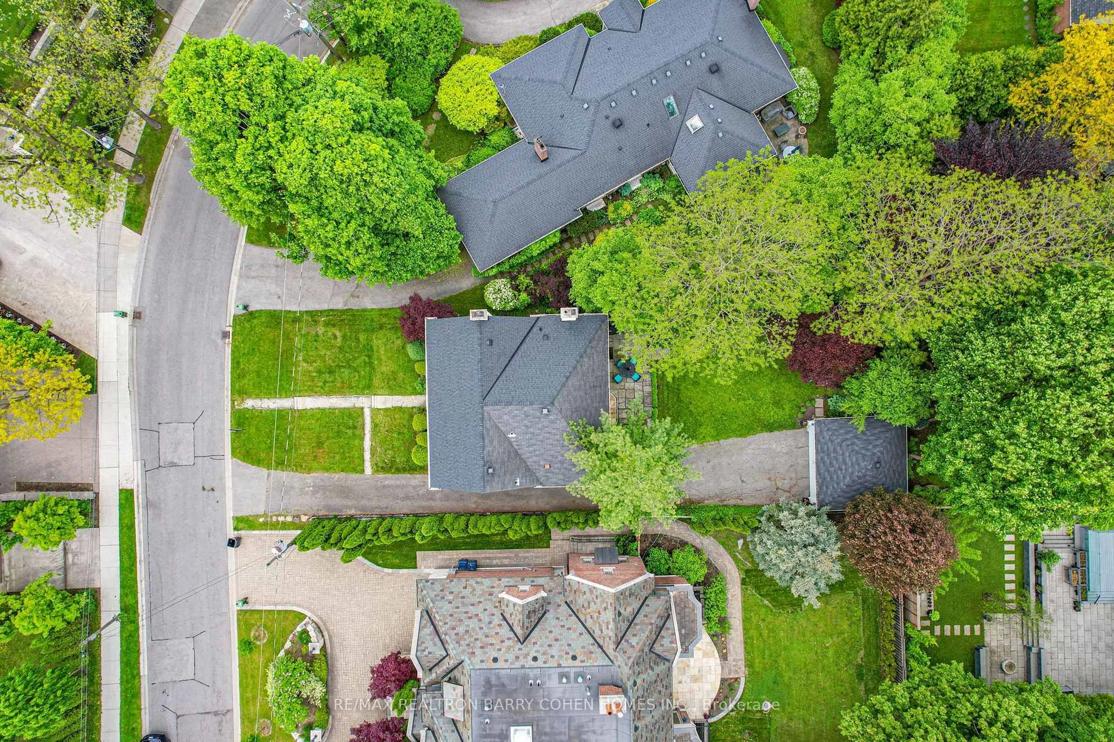 A pic from outside/outdoor area/front of a property/back of a property/a pic from drone, street for 56 Highland Cres, Toronto Ontario M2L 1G6