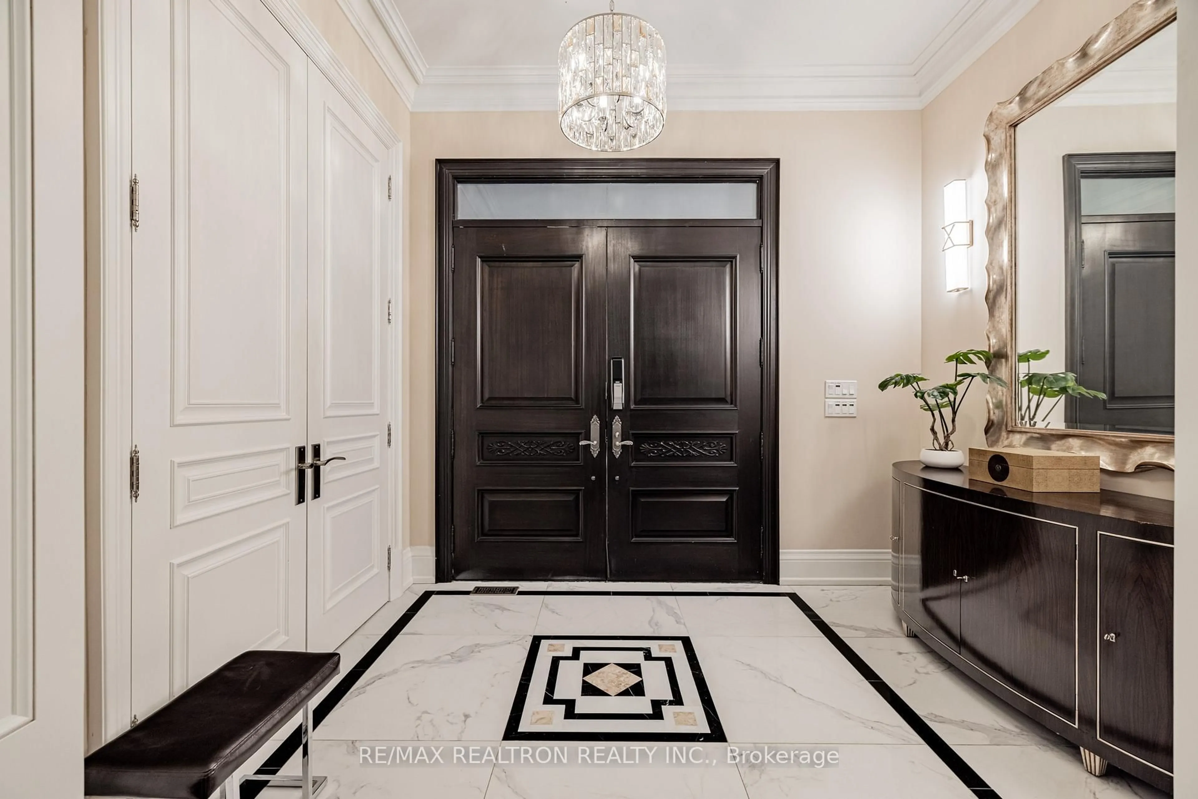 Indoor entryway for 32 Truman Rd, Toronto Ontario M2L 2L5