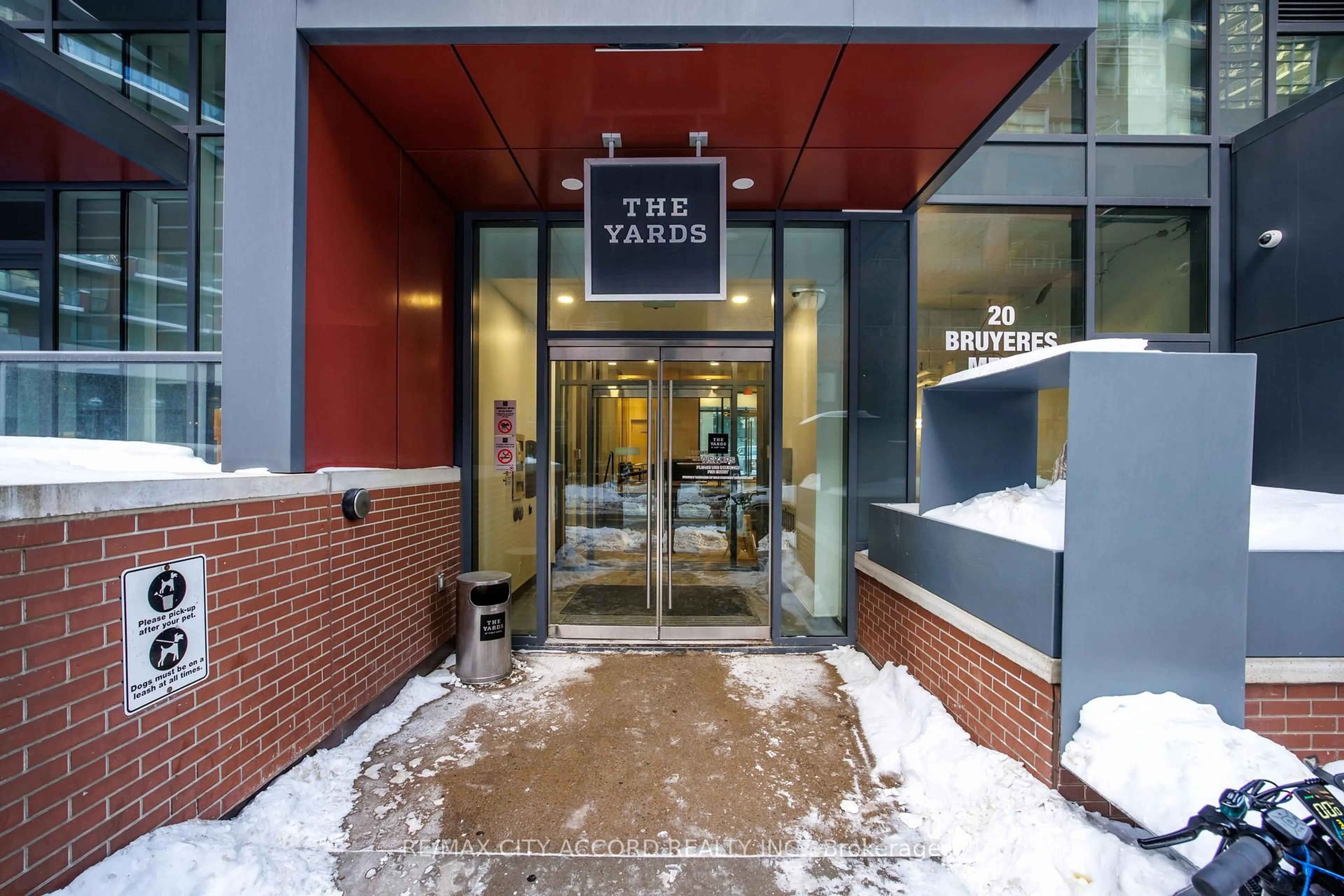 Indoor foyer for 20 Bruyeres Mews #311, Toronto Ontario M5V 0G8