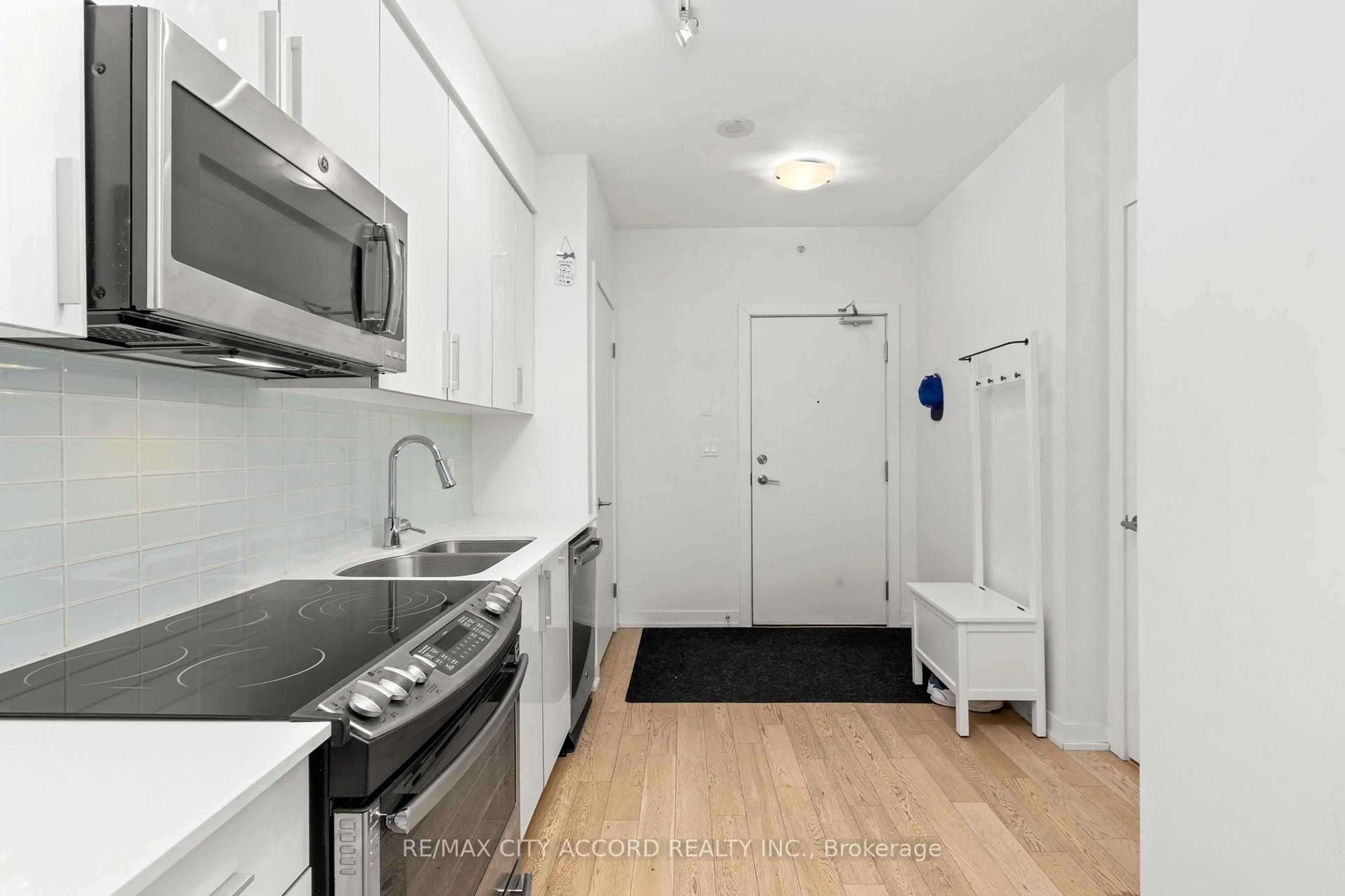 Standard kitchen, unknown for 20 Bruyeres Mews #311, Toronto Ontario M5V 0G8