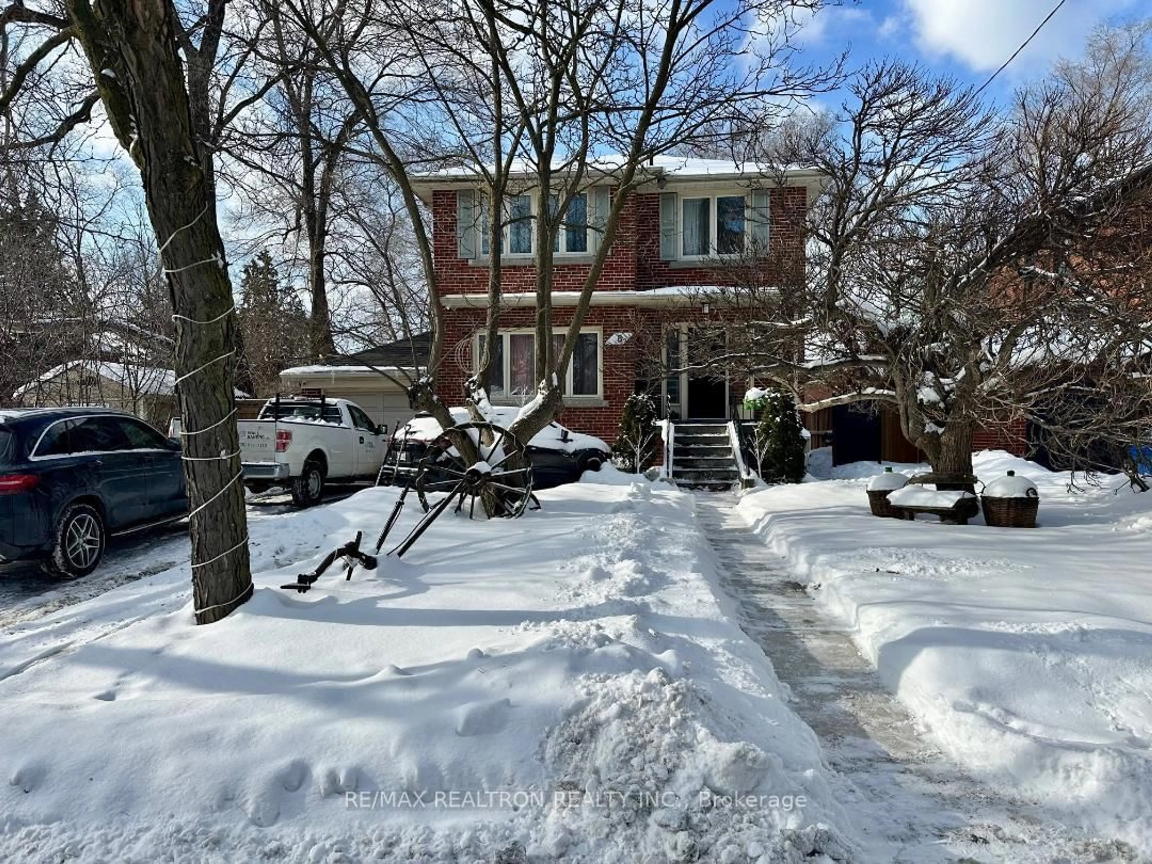 A pic from outside/outdoor area/front of a property/back of a property/a pic from drone, street for 8 Wendy Cres, Toronto Ontario M3H 1P9