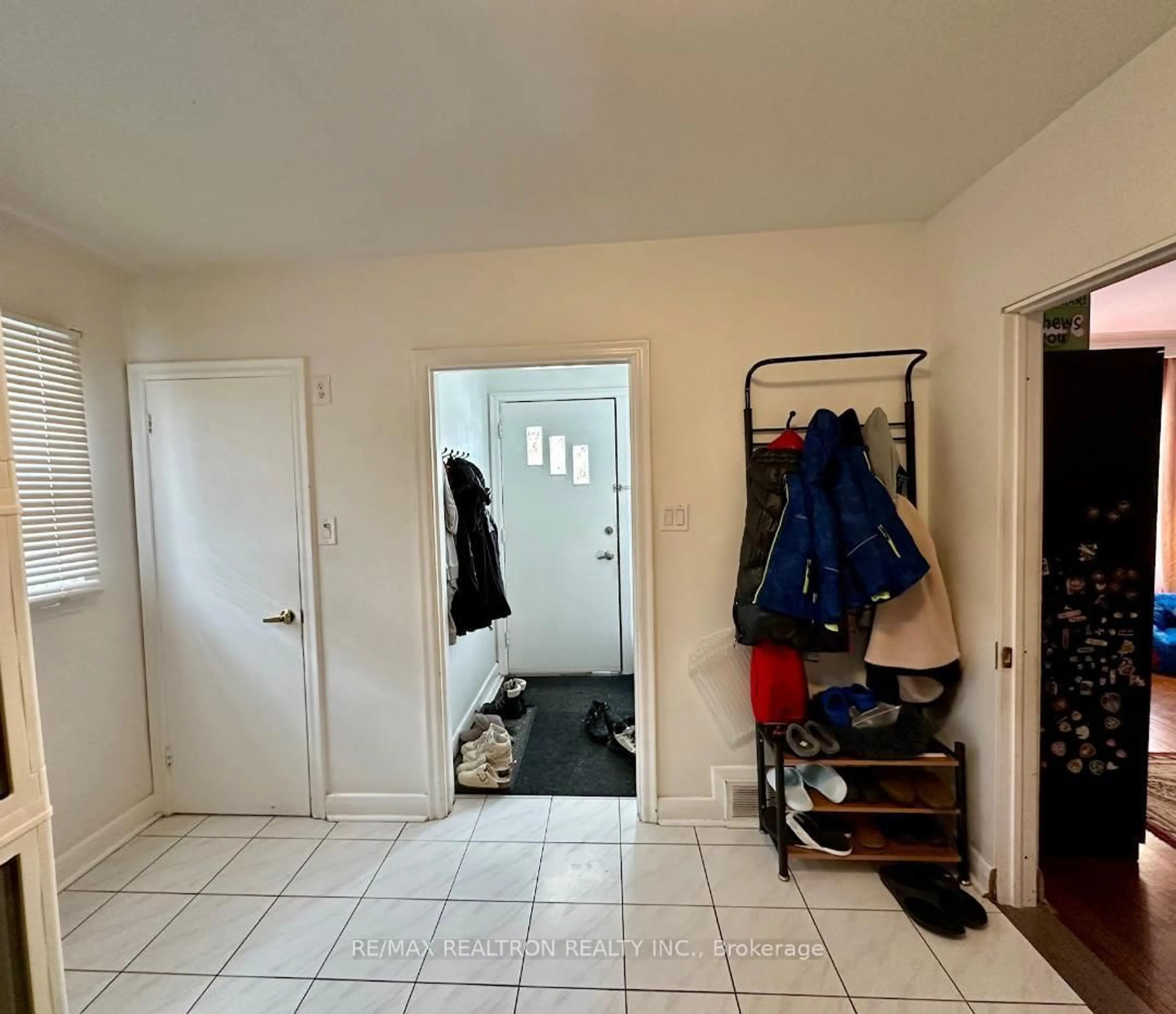 A pic of a room for 8 Wendy Cres, Toronto Ontario M3H 1P9