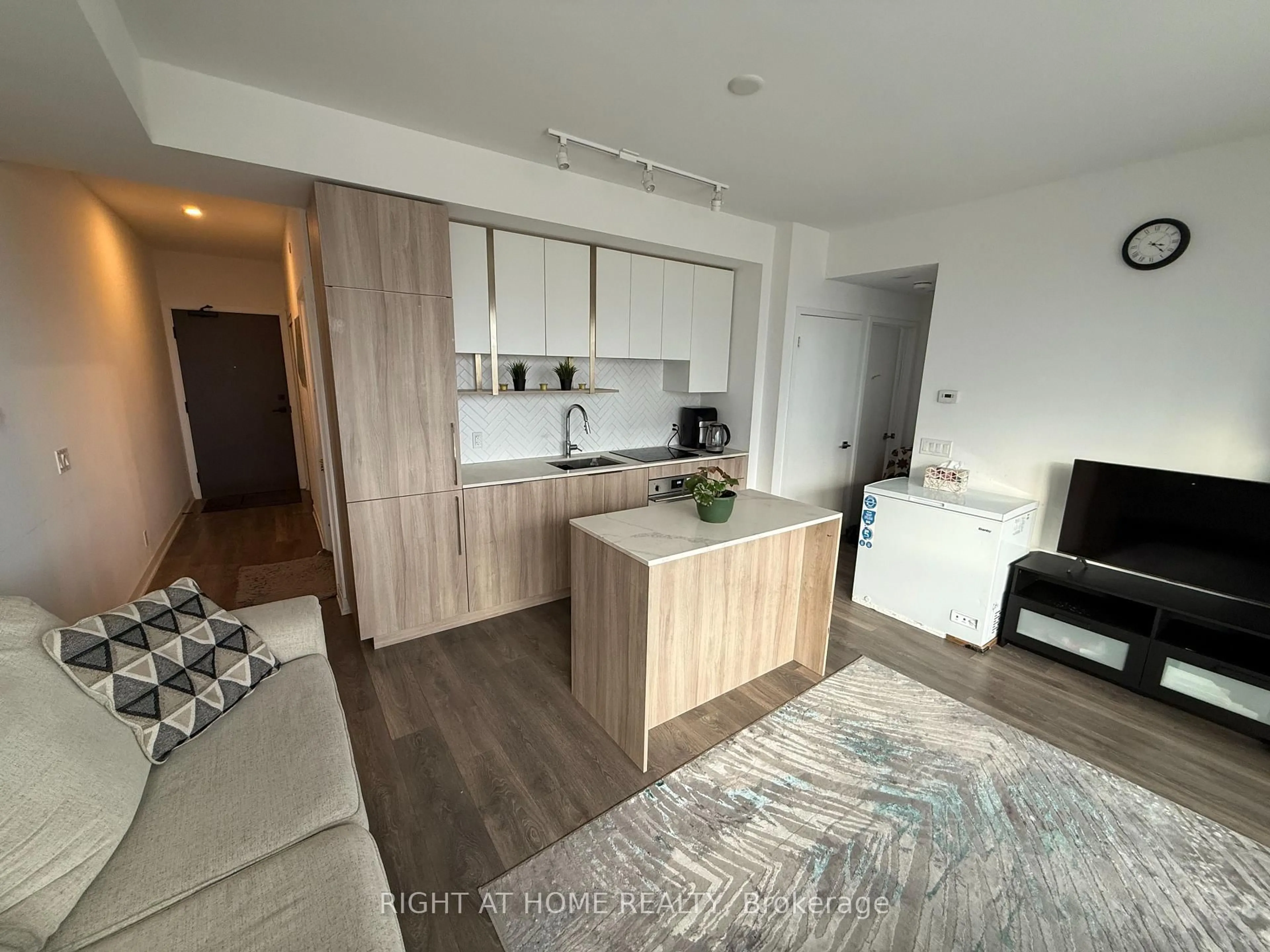Open concept kitchen, wood/laminate floor for 15 Holmes Ave #1811, Toronto Ontario M2N 4L8