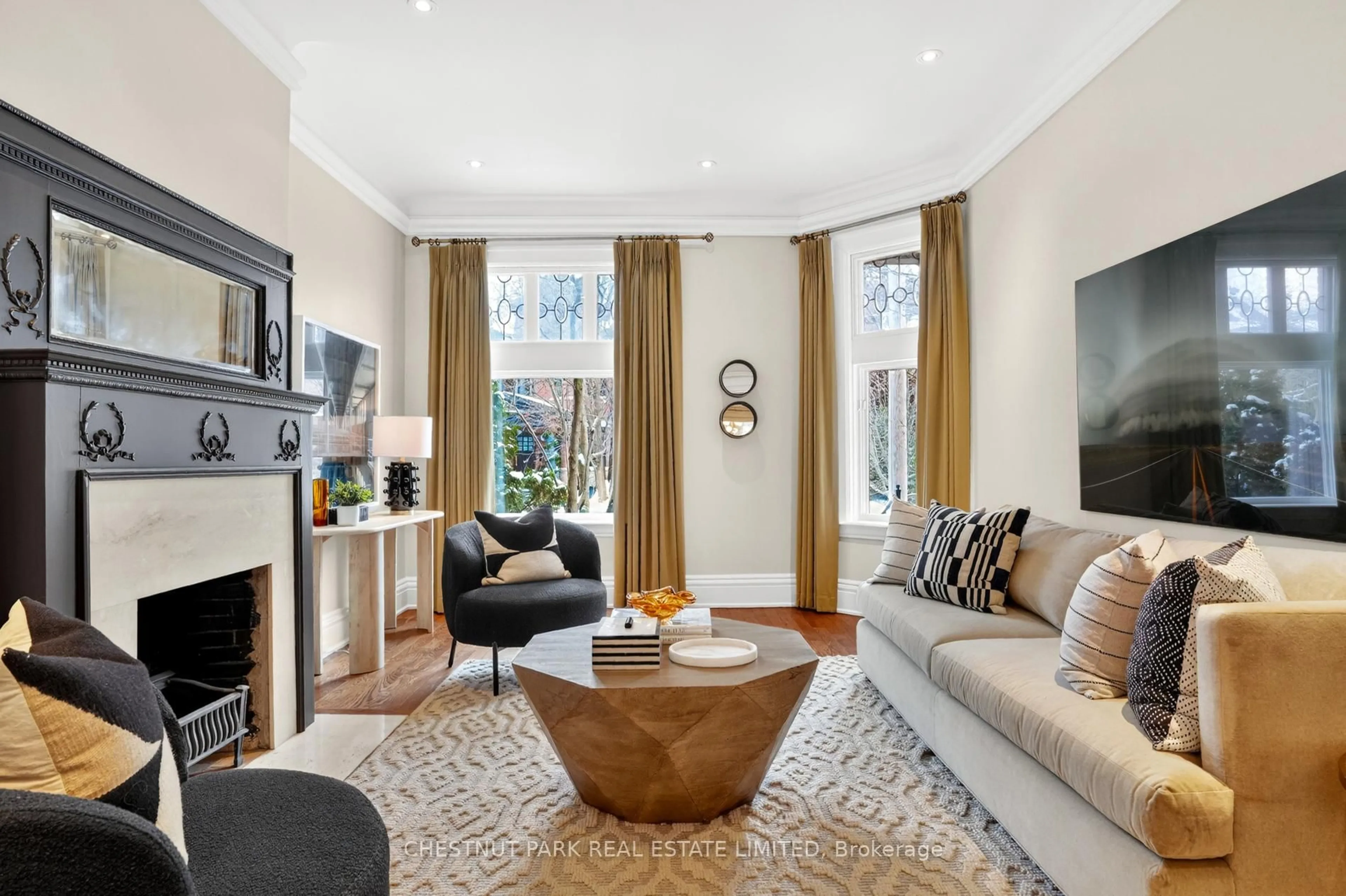 Living room with furniture, unknown for 46 Admiral Rd, Toronto Ontario M5R 2L5