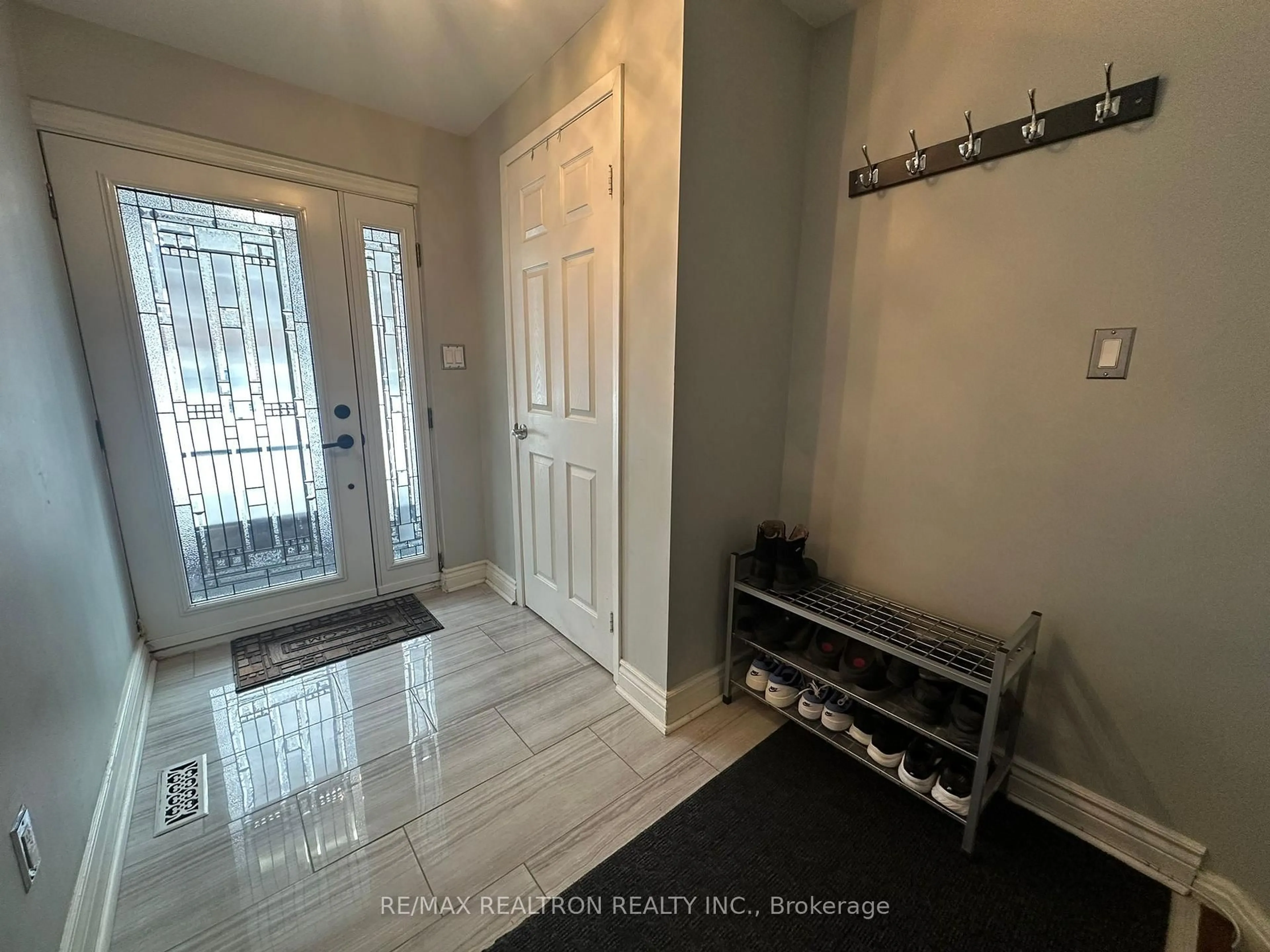 Indoor entryway for 8 Windy Gfwy, Toronto Ontario M3C 3A7