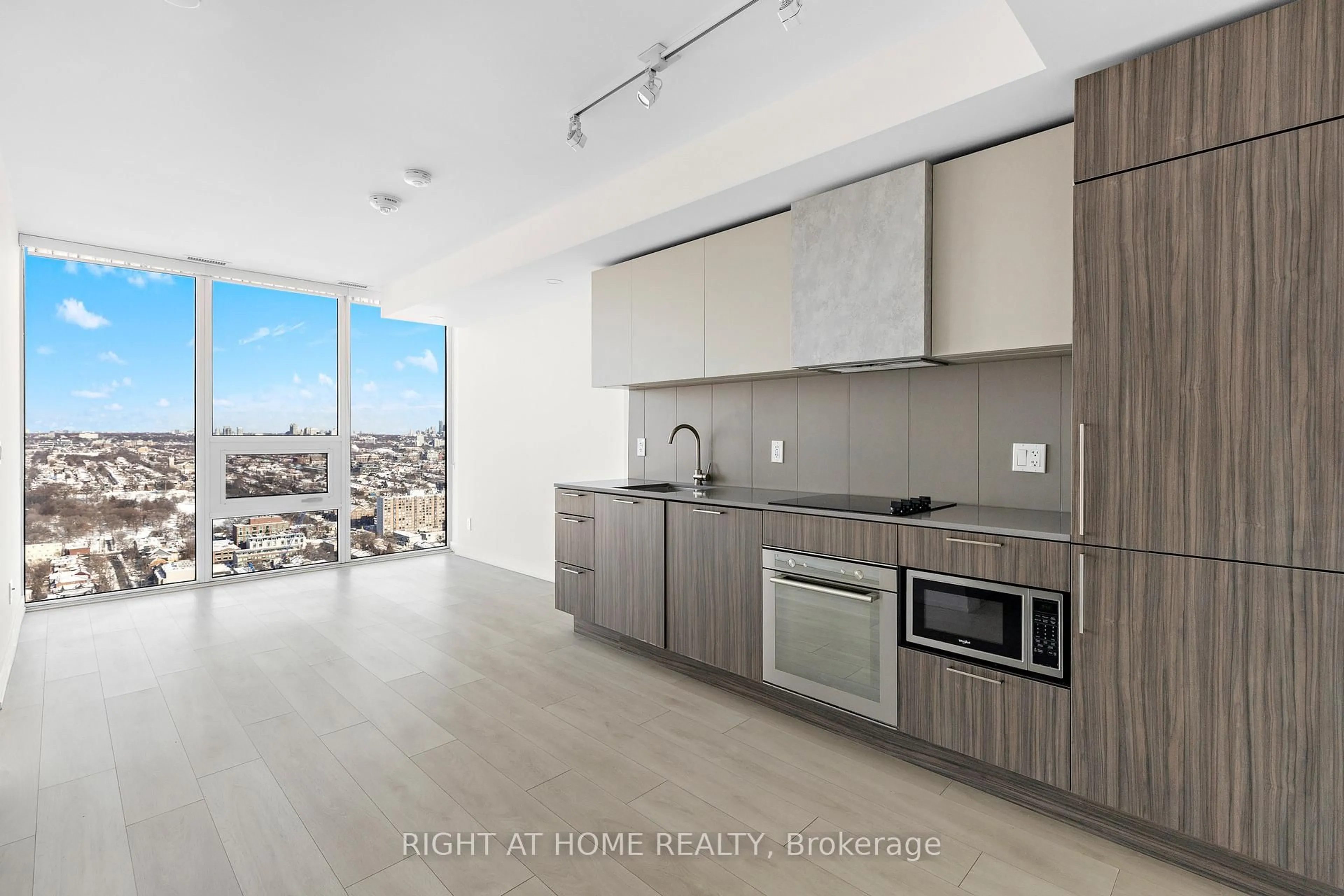 Unknown for 19 Western Battery Rd #PH18, Toronto Ontario M6K 3S4