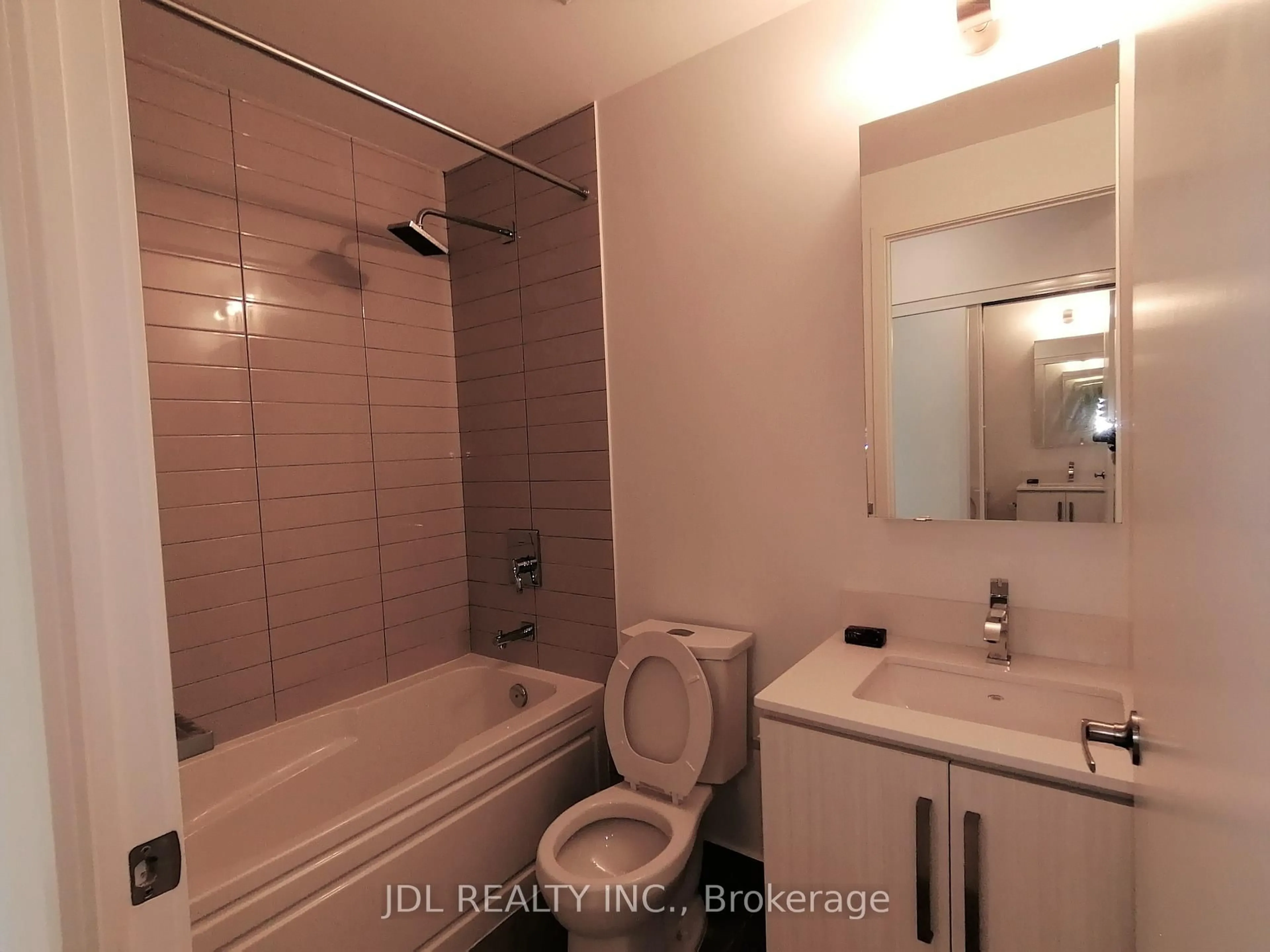 Standard bathroom, ceramic/tile floor for 5180 yonge St #2112, Toronto Ontario M2N 0K5