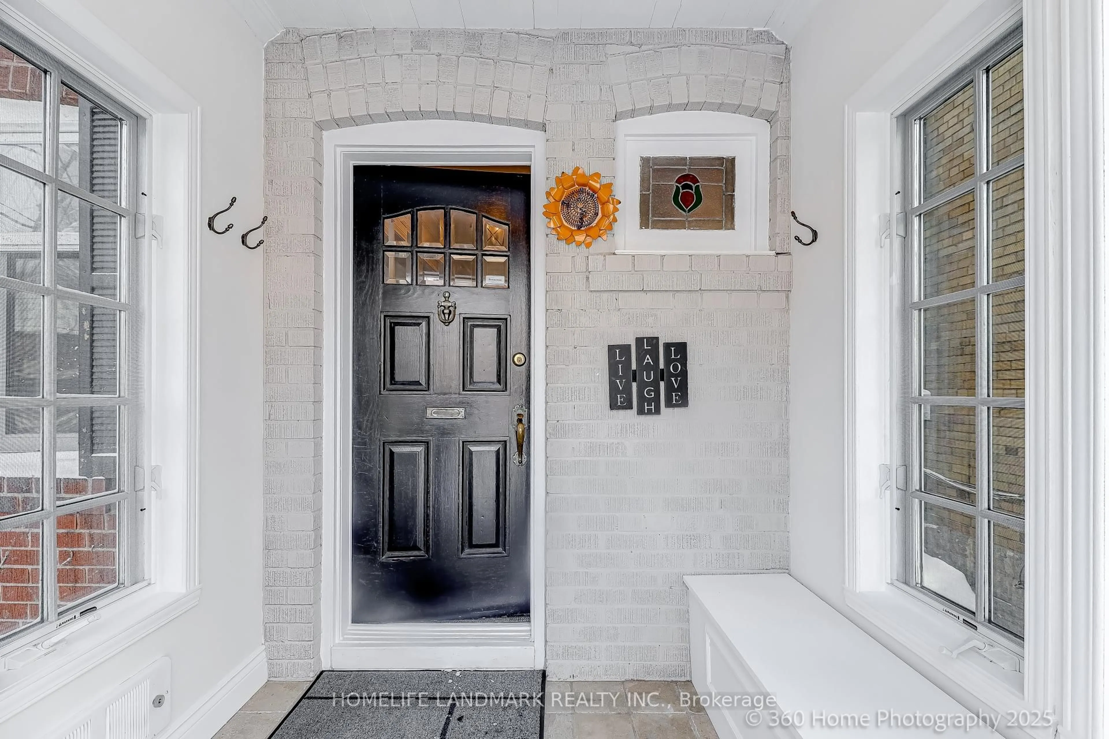 Indoor entryway for 155 Fairlawn Ave, Toronto Ontario M5M 1S9