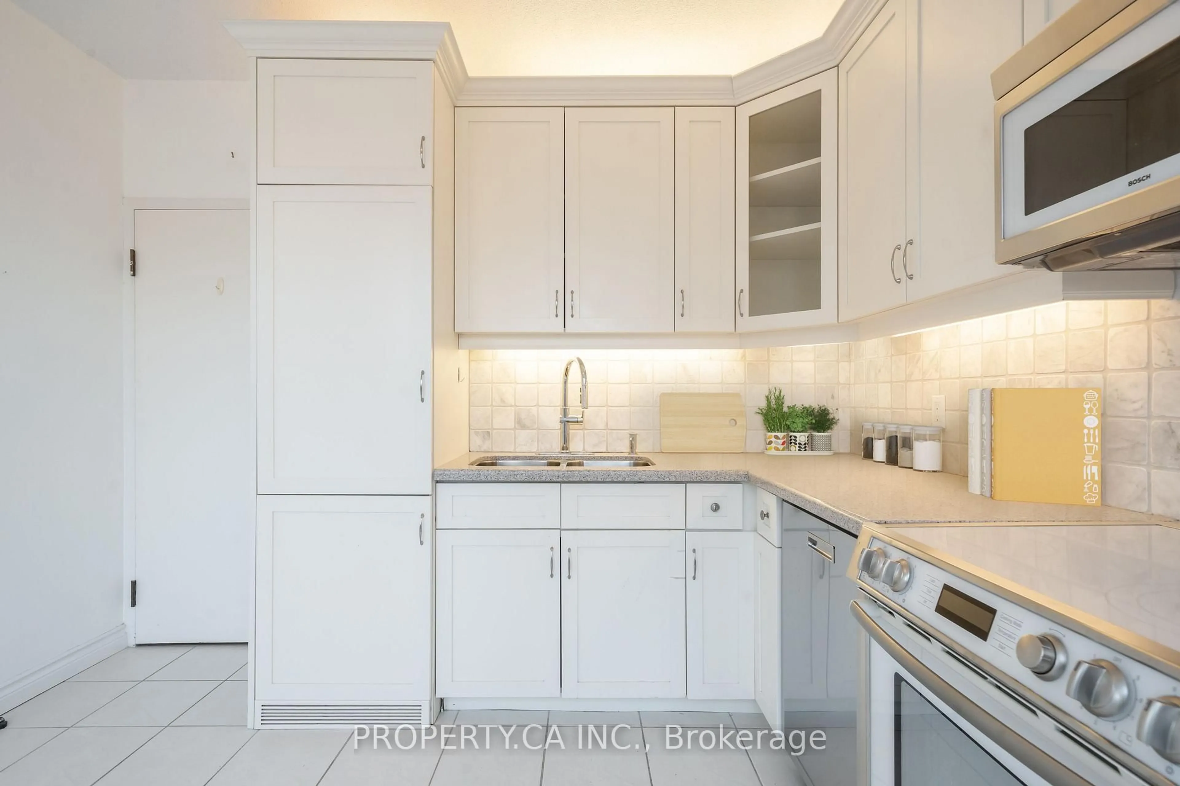 Standard kitchen, unknown for 55a Avenue Rd #606, Toronto Ontario M5R 2G3