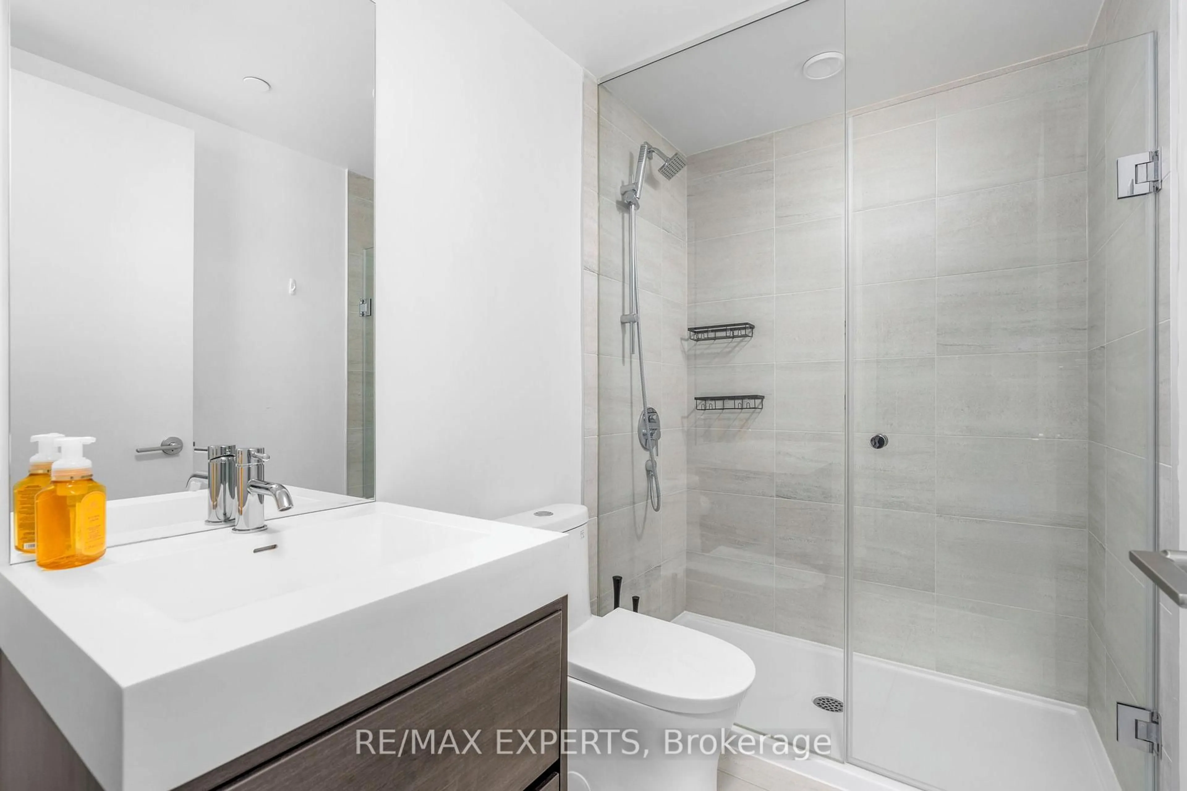 Standard bathroom, ceramic/tile floor for 9 Tecumseth St #818, Toronto Ontario M5V 0S5