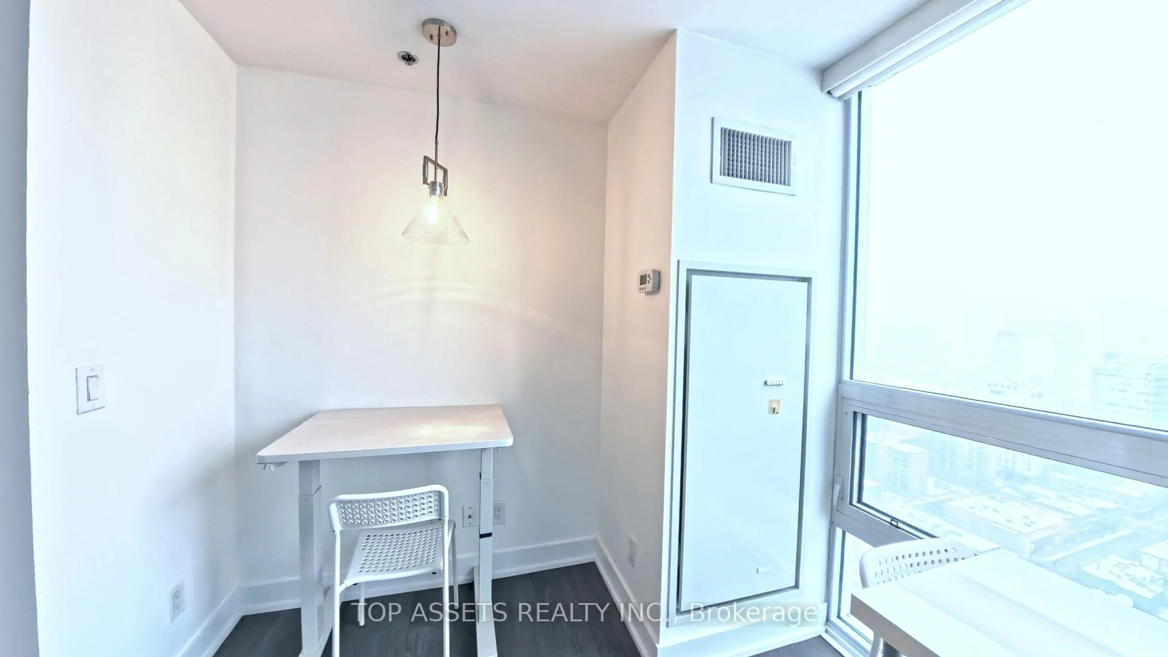 A pic of a room for 318 Richmond St #3006, Toronto Ontario M5V 0B4