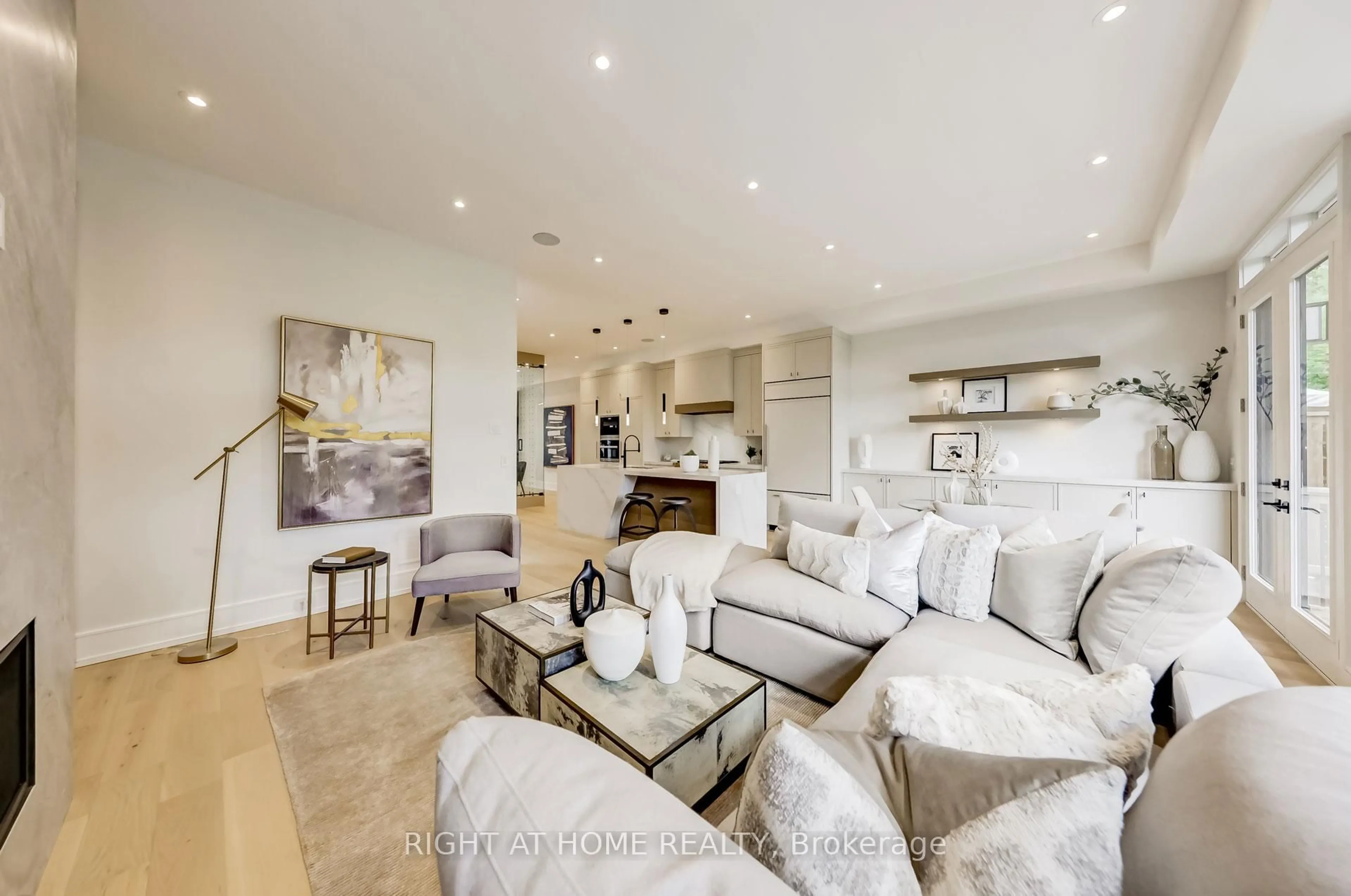 Living room with furniture, unknown for 102 Parklea Dr, Toronto Ontario M4G 2J8