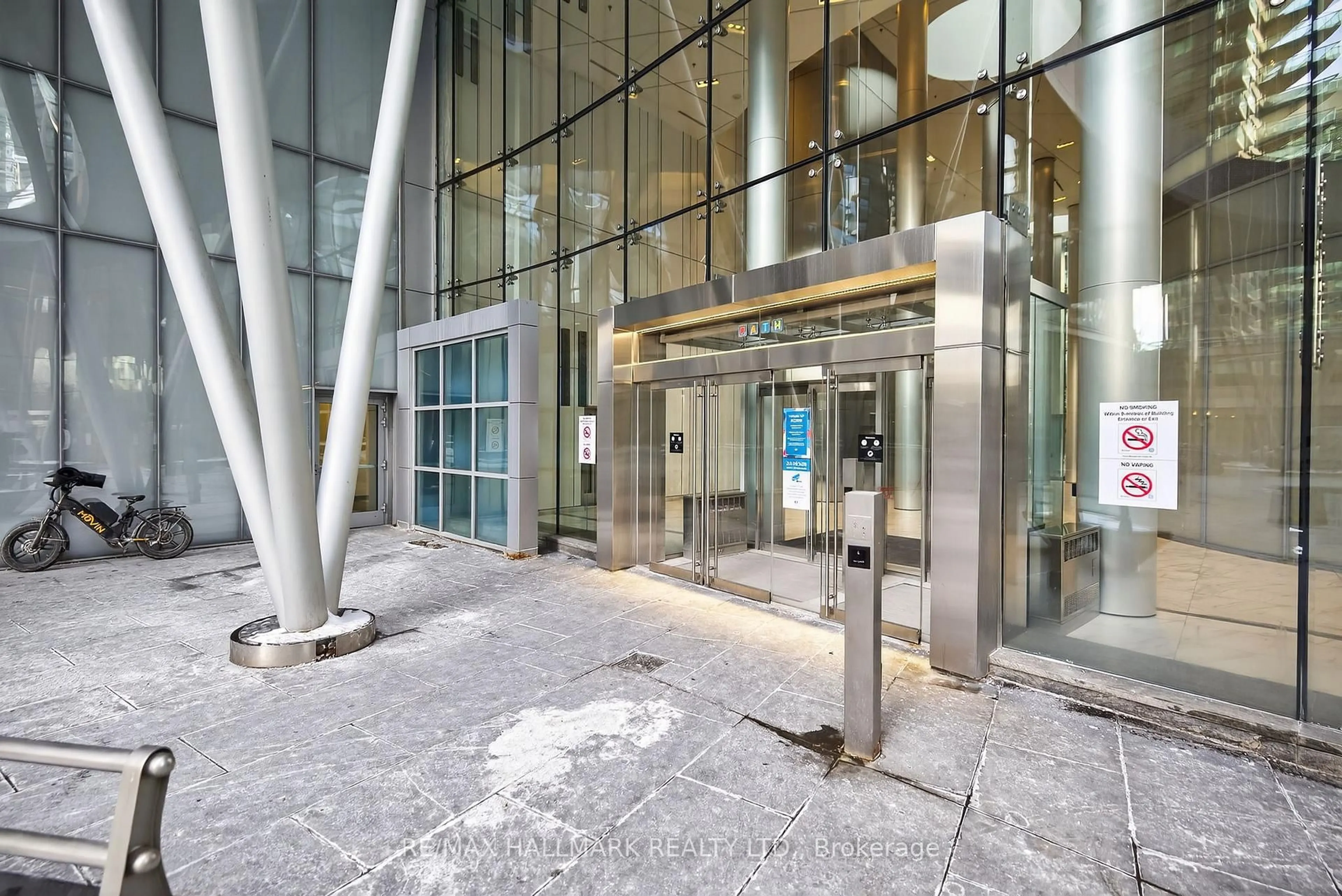 Indoor foyer for 14 York St #2301, Toronto Ontario M5J 0B1