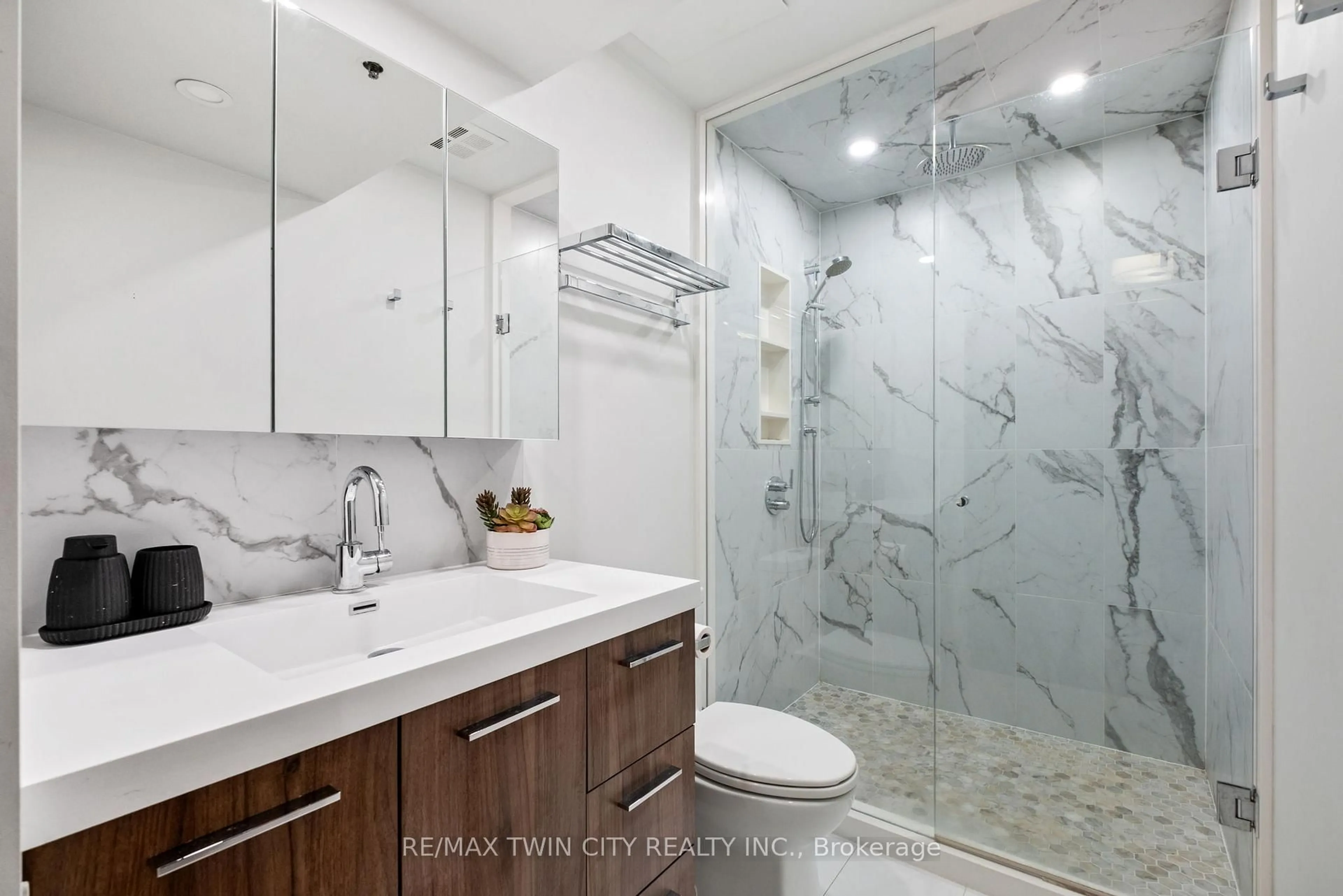 Contemporary bathroom, ceramic/tile floor for 81 Navy Wharf Crt #201, Toronto Ontario M5V 3S2
