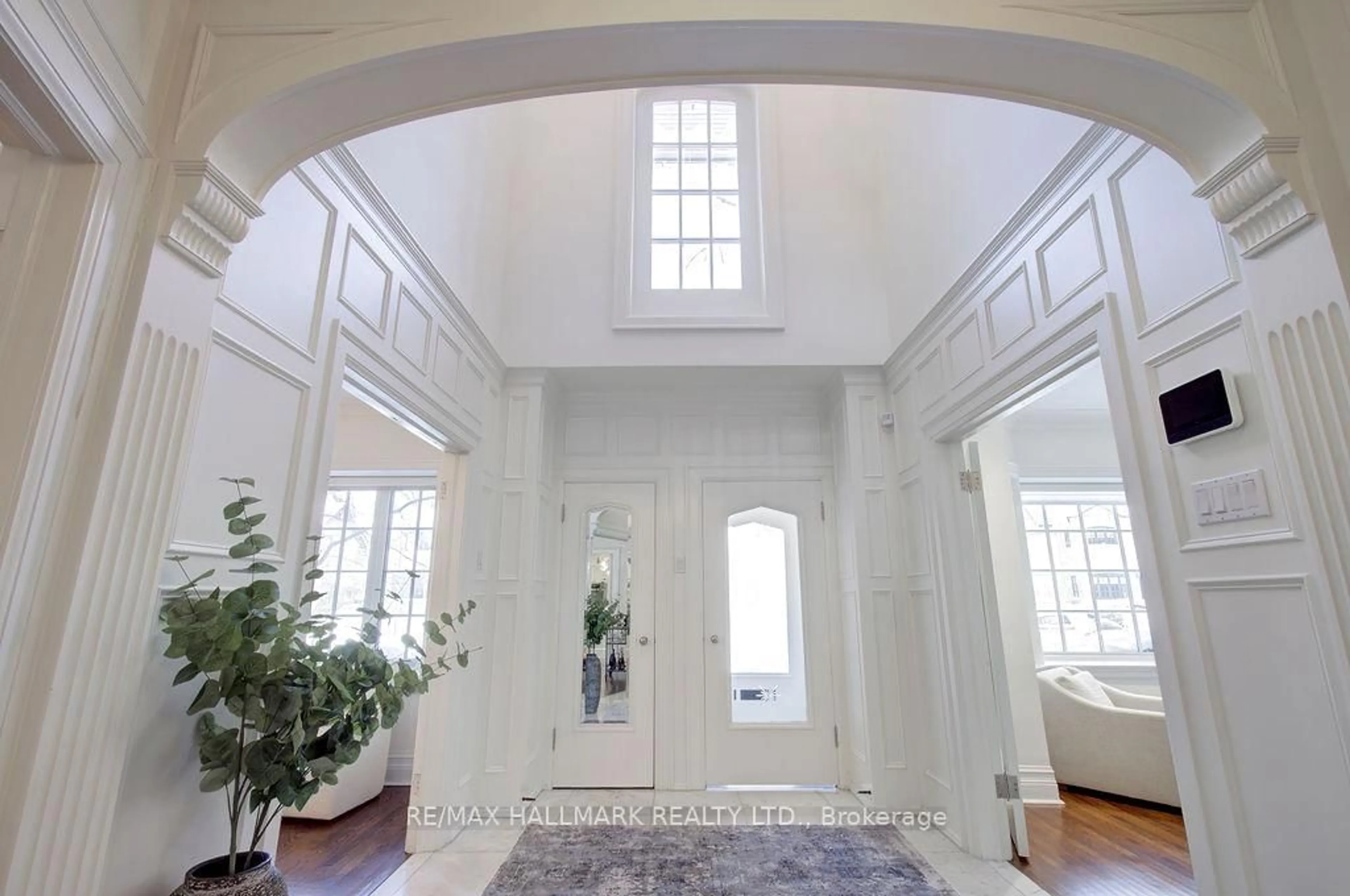 Indoor entryway for 19 Whitney Ave, Toronto Ontario M4W 2A7