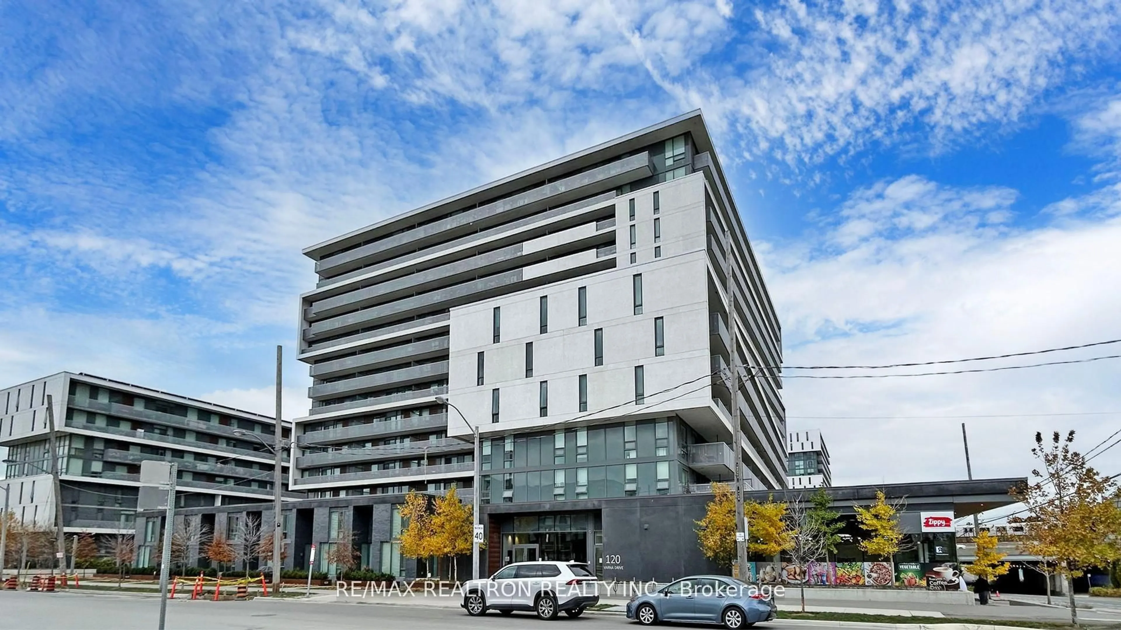 Indoor foyer for 120 Varna Dr #1007, Toronto Ontario M6A 0B3