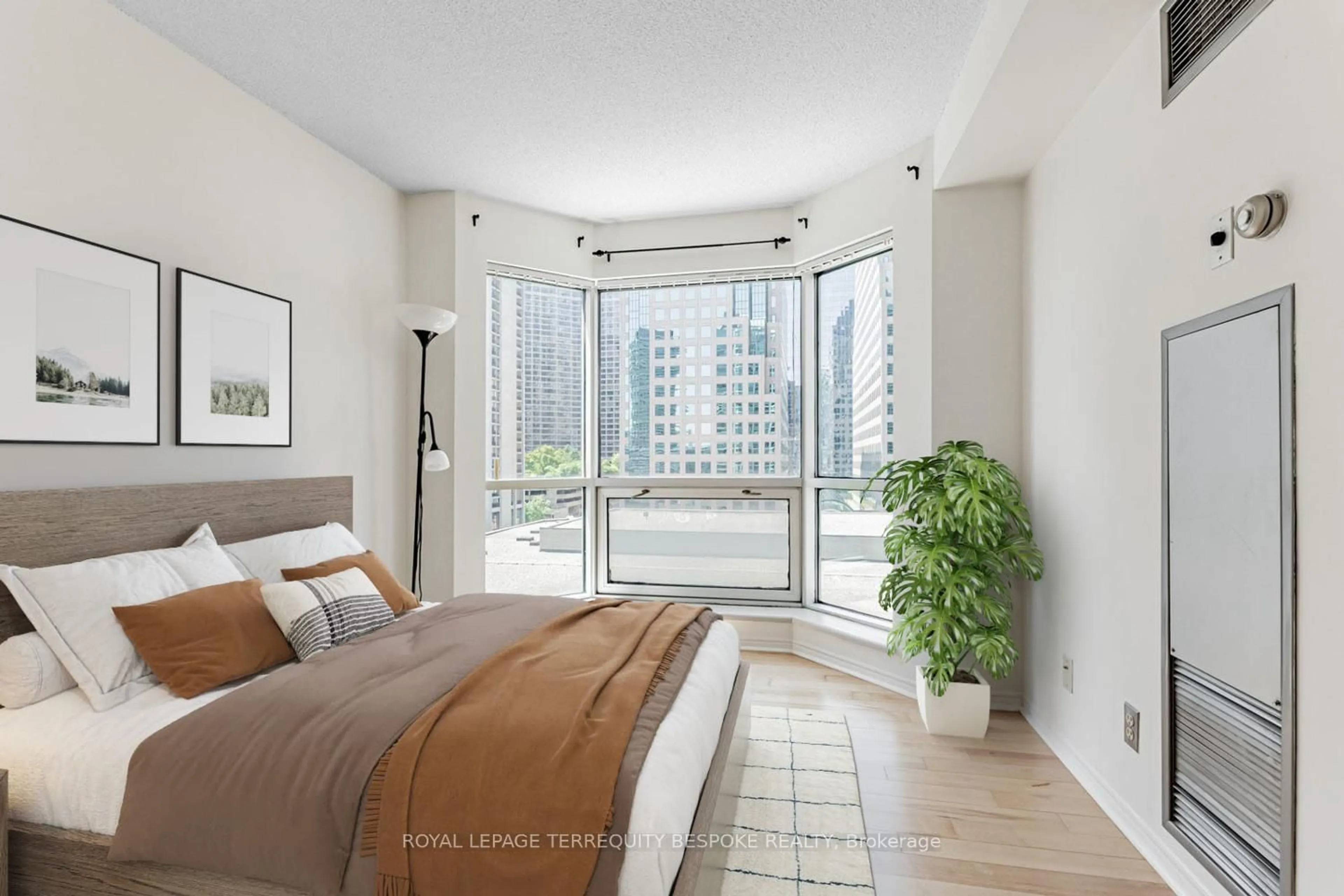 Bedroom with bed, unknown for 10 Queens Quay #811, Toronto Ontario M5J 2R9