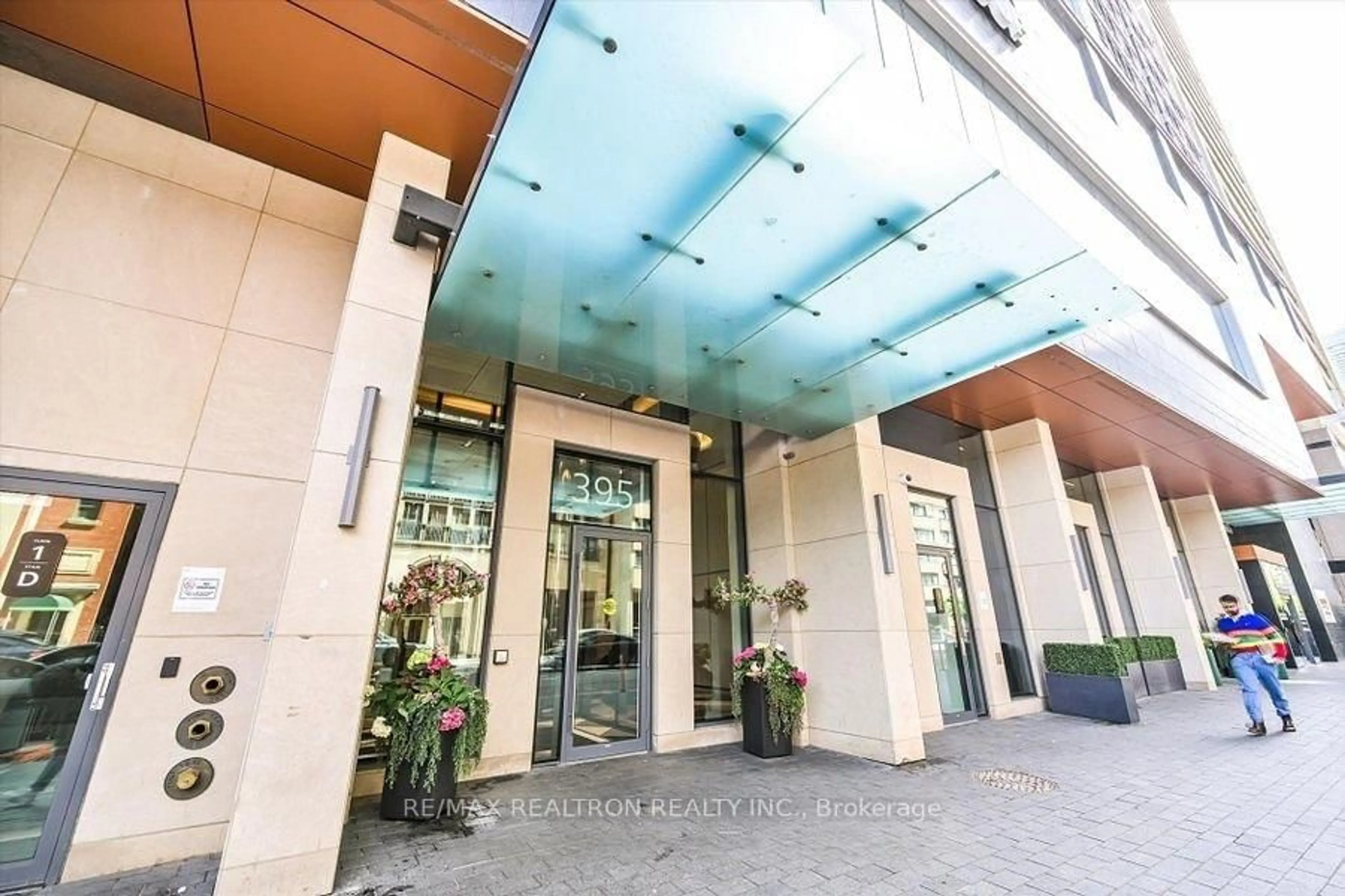 Indoor foyer for 395 Bloor St #1805, Toronto Ontario M4W 1H7