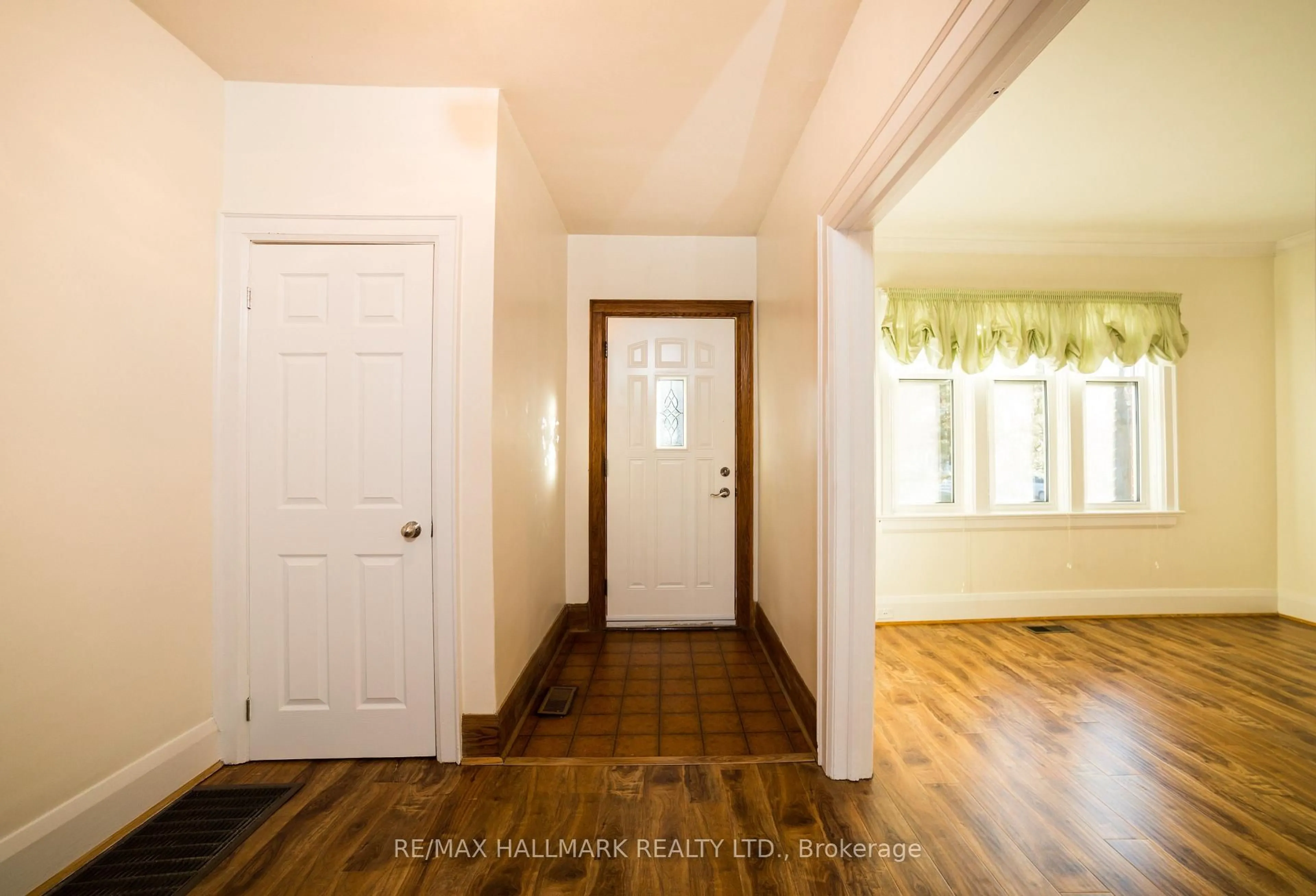 Indoor entryway for 40 Snowdon Ave, Toronto Ontario M4N 2A6