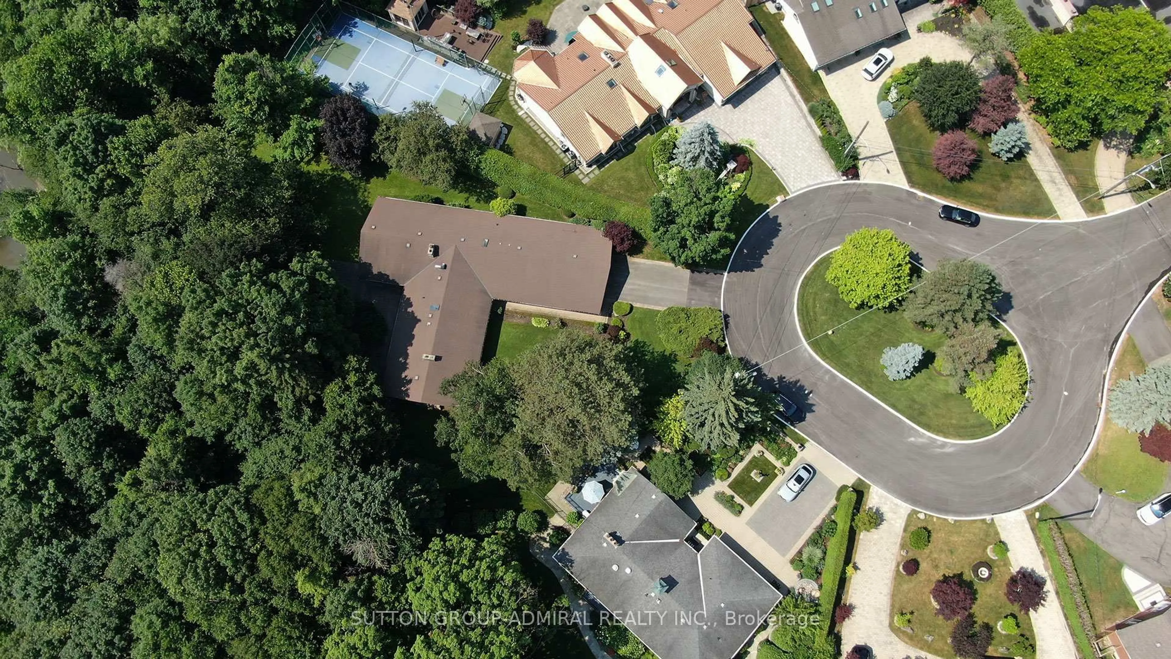 A pic from outside/outdoor area/front of a property/back of a property/a pic from drone, street for 91 Forest Grove Dr, Toronto Ontario M2K 1Z4