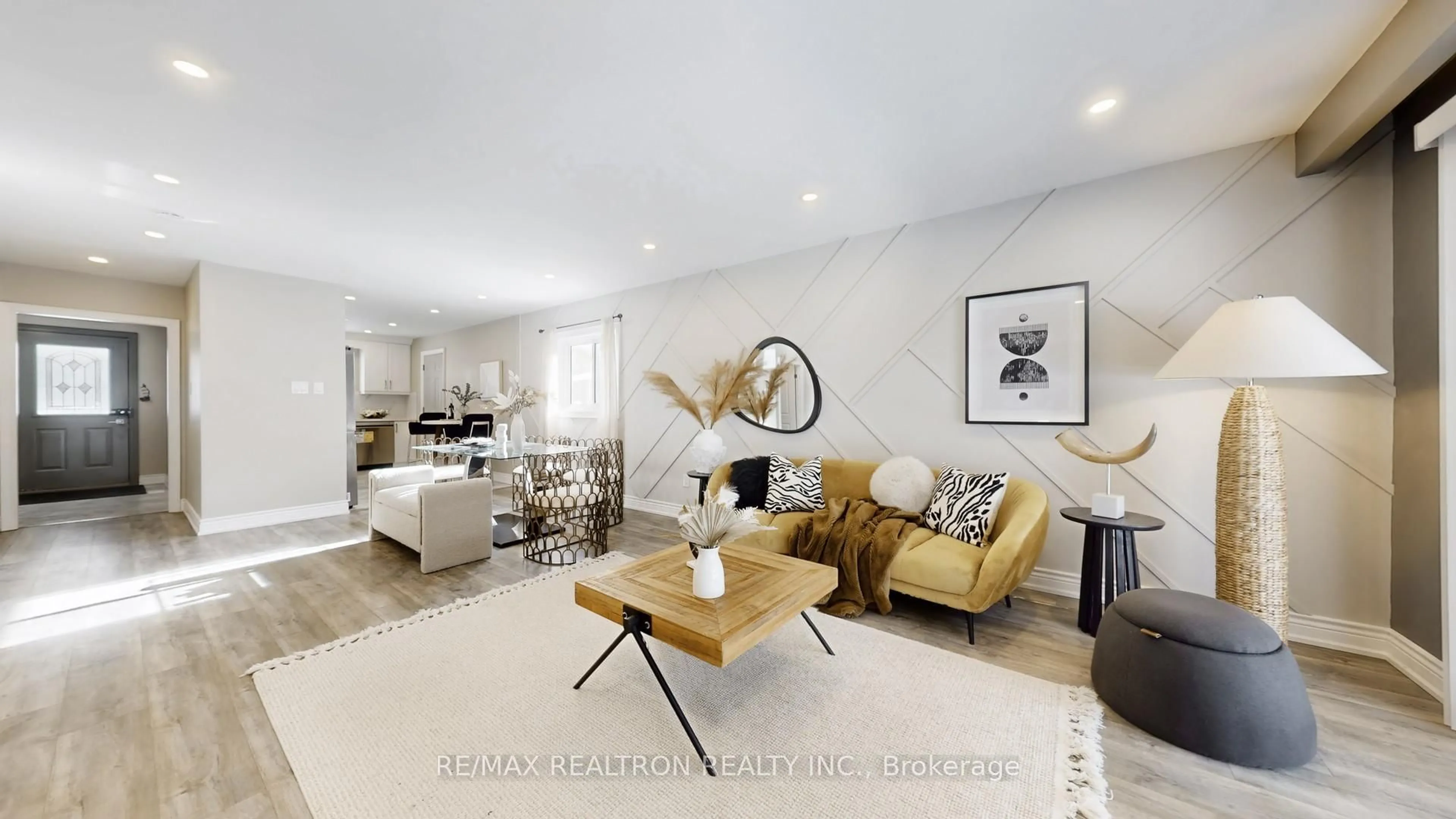 Living room with furniture, unknown for 188 Hilda Ave, Toronto Ontario M2M 1W1