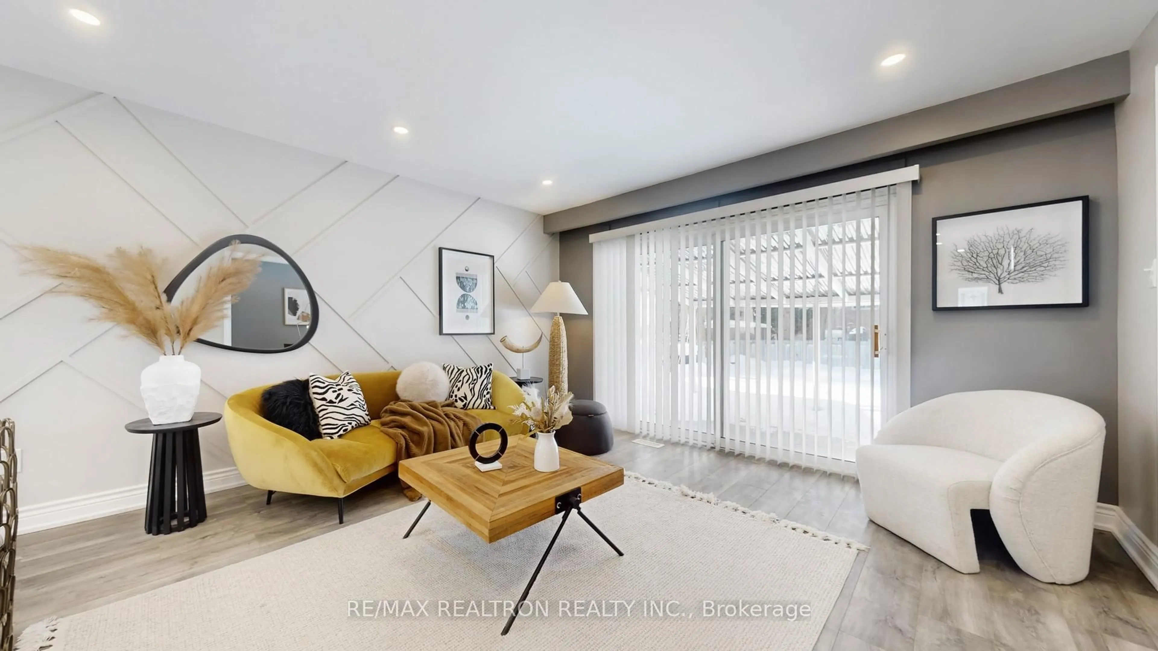 Living room with furniture, unknown for 188 Hilda Ave, Toronto Ontario M2M 1W1