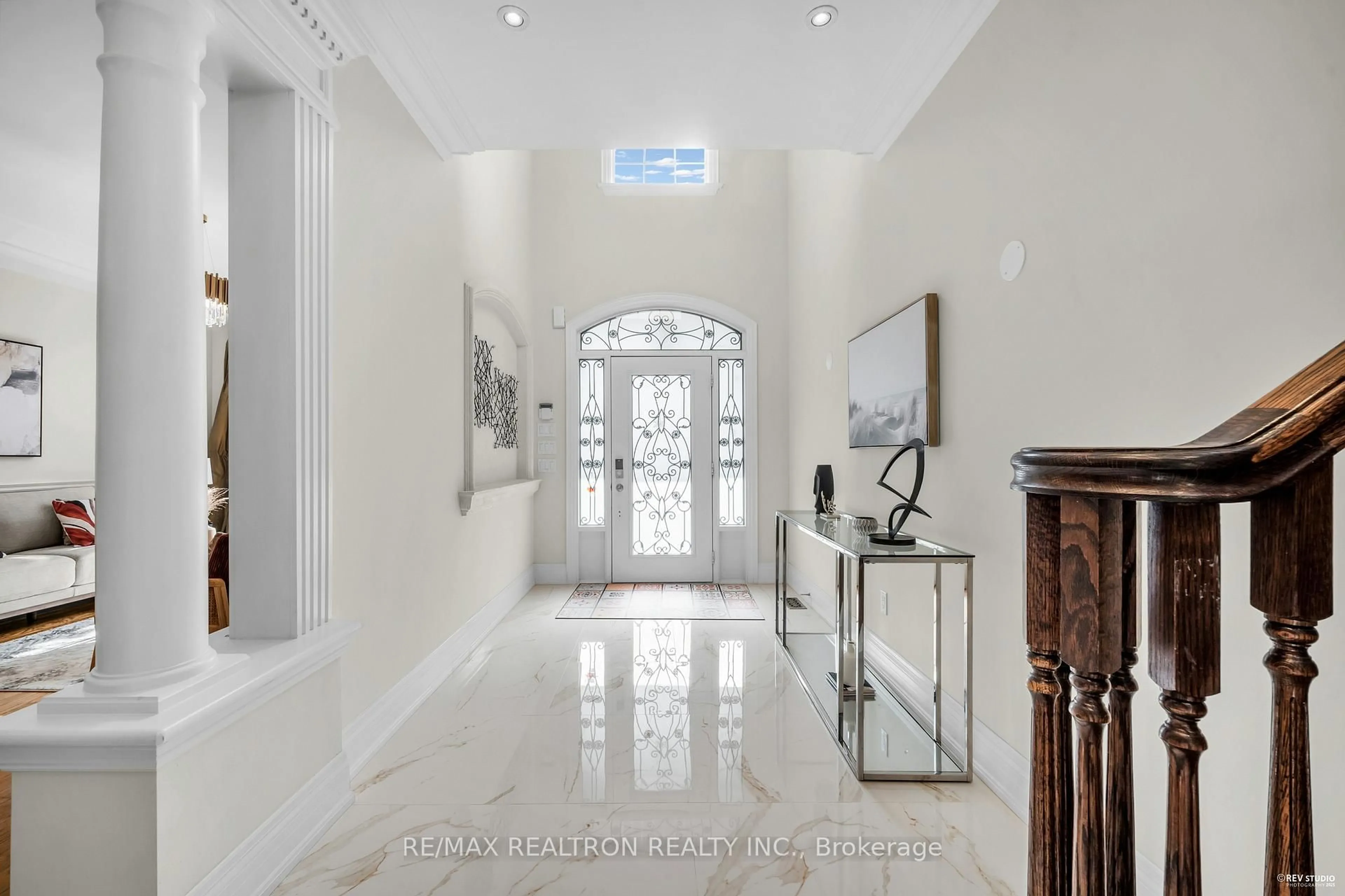 Indoor foyer for 170 Florence Ave, Toronto Ontario M2N 1G4