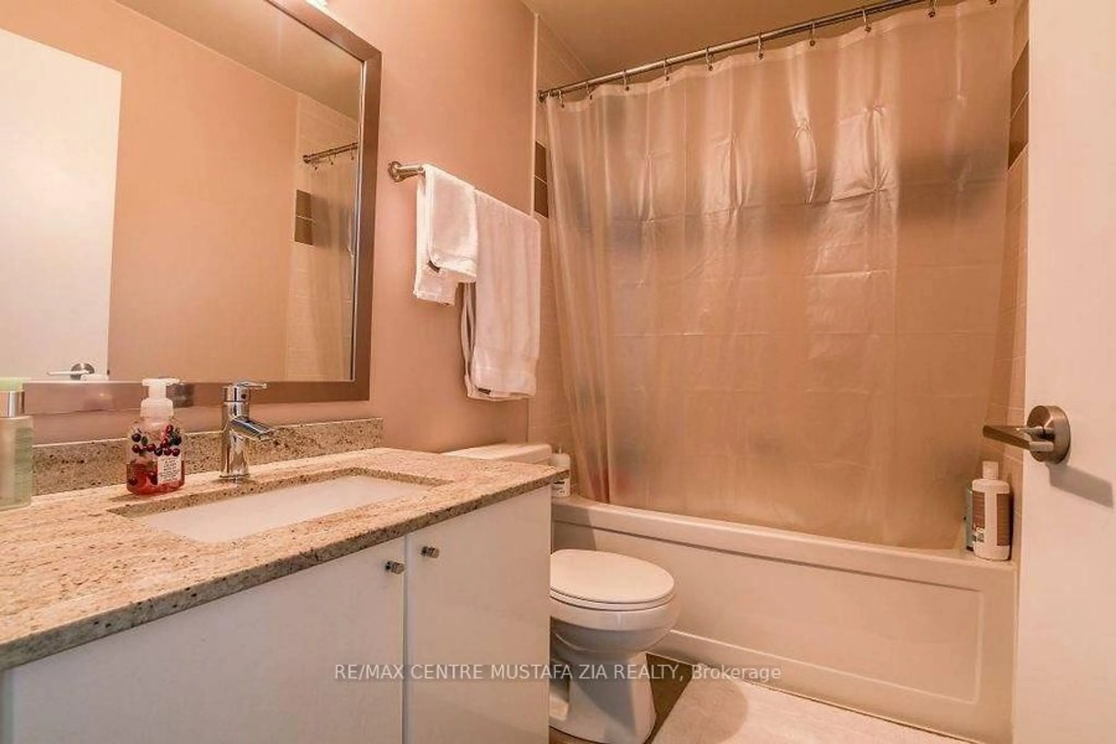 Standard bathroom, ceramic/tile floor for 33 Bay St #4110, Toronto Ontario M5J 2Z3