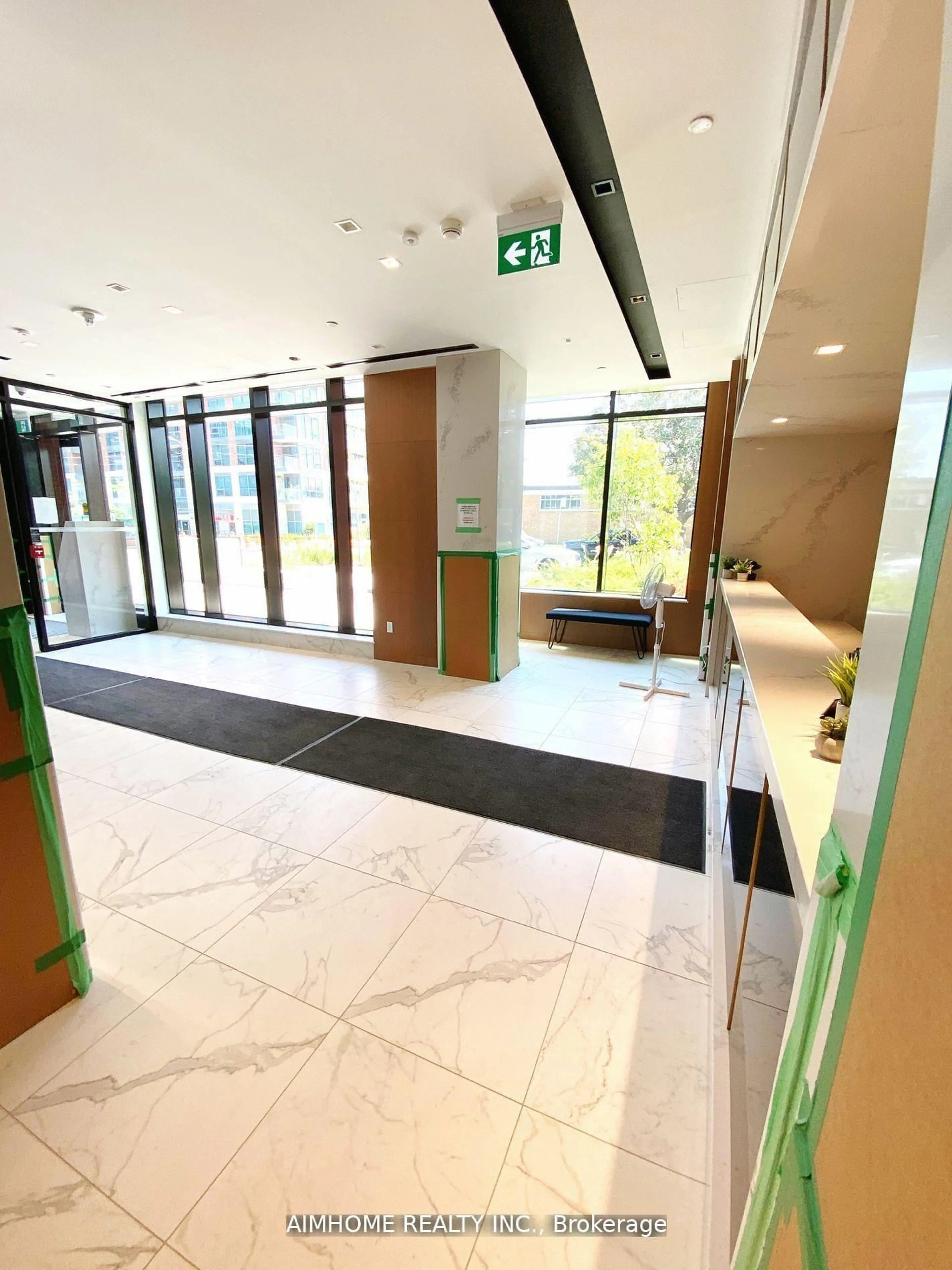 Indoor foyer for 8 TIPPETT Rd #1017, Toronto Ontario M3H 0E7