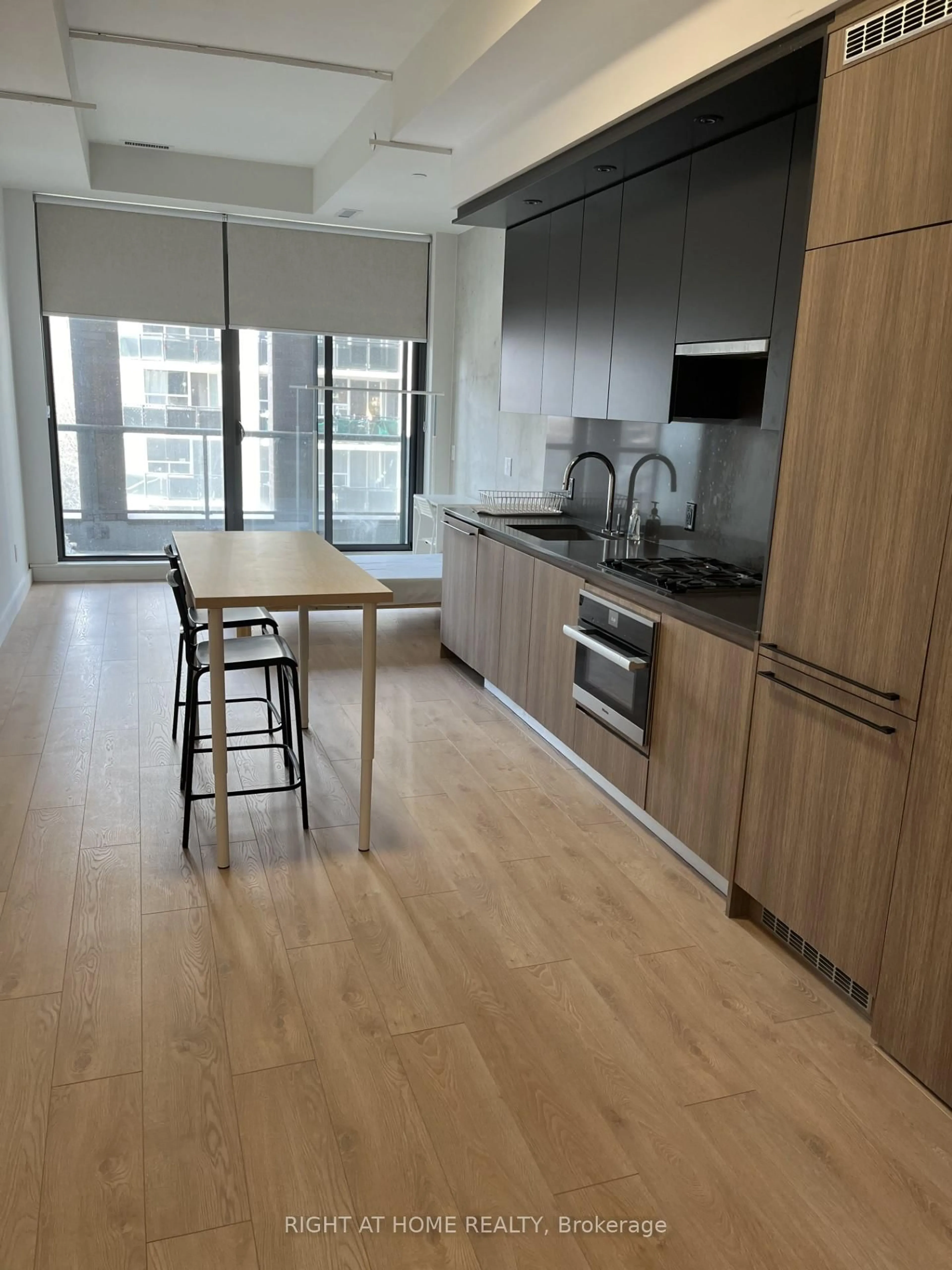 Standard kitchen, wood/laminate floor for 81 Wellesley St #607, Toronto Ontario M4Y 0C5