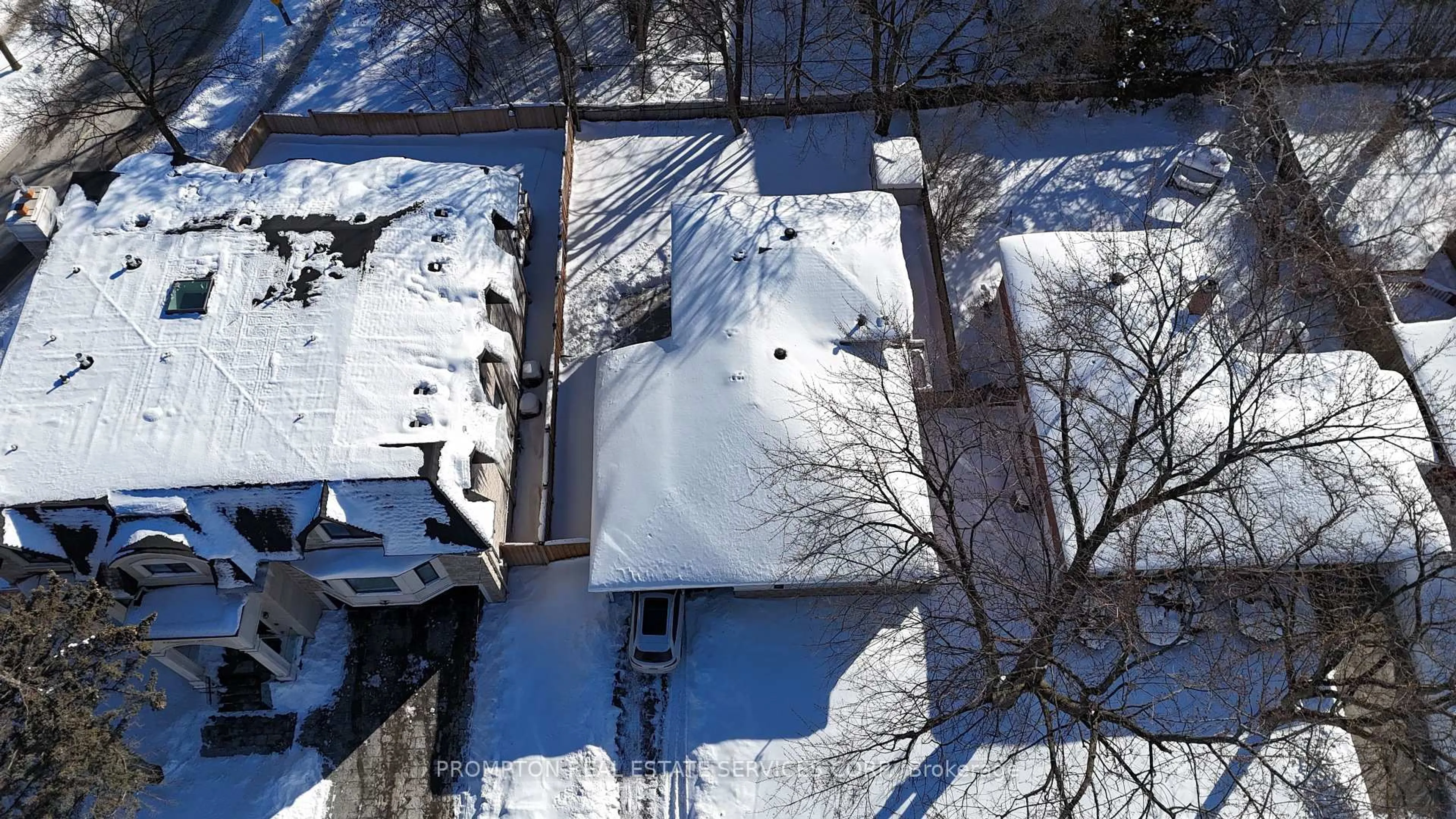 A pic from outside/outdoor area/front of a property/back of a property/a pic from drone, building for 3 Ennismore Pl, Toronto Ontario M2J 1Z9