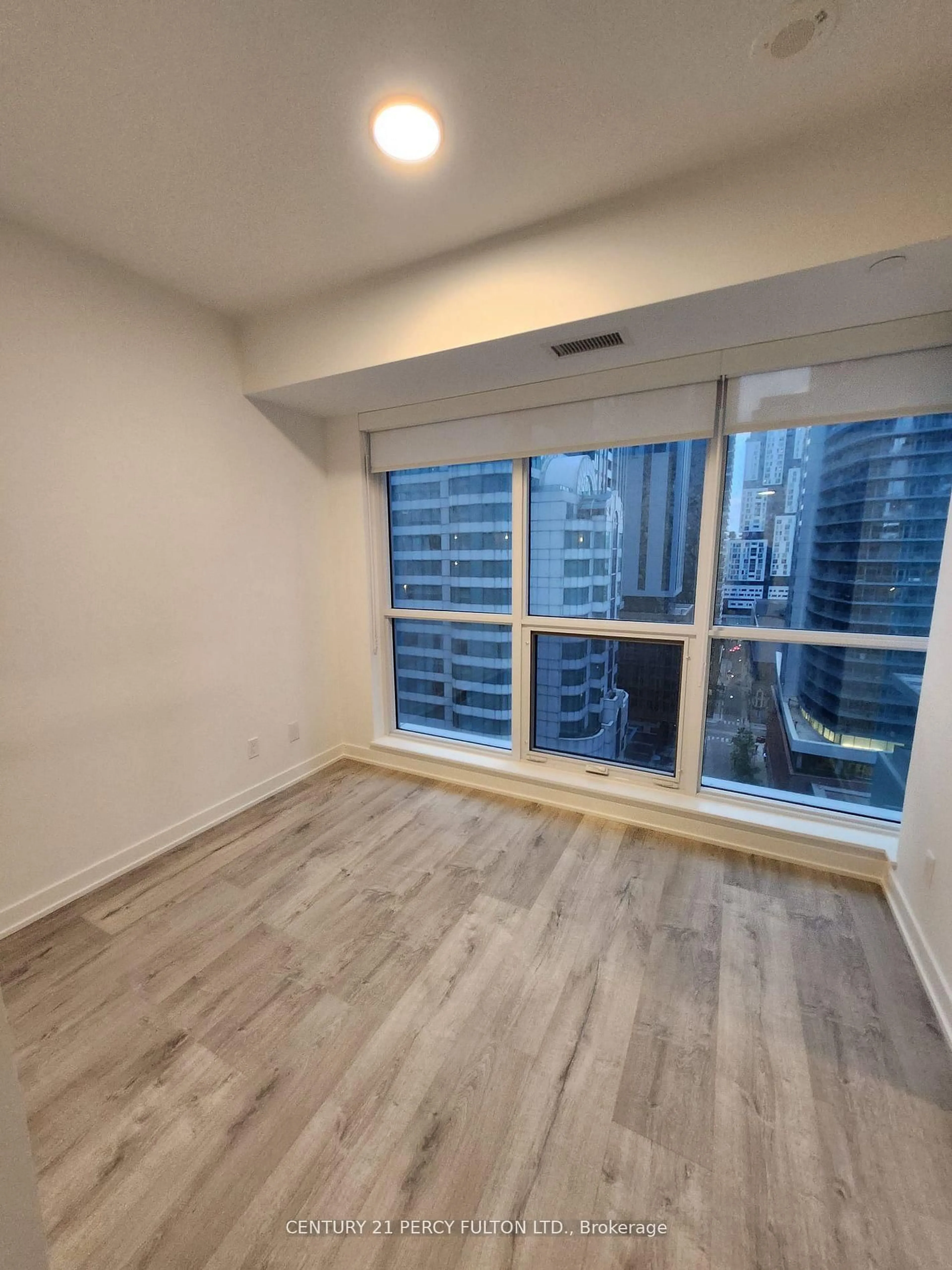 A pic of a room for 327 king St #1807, Toronto Ontario M5V 0W7