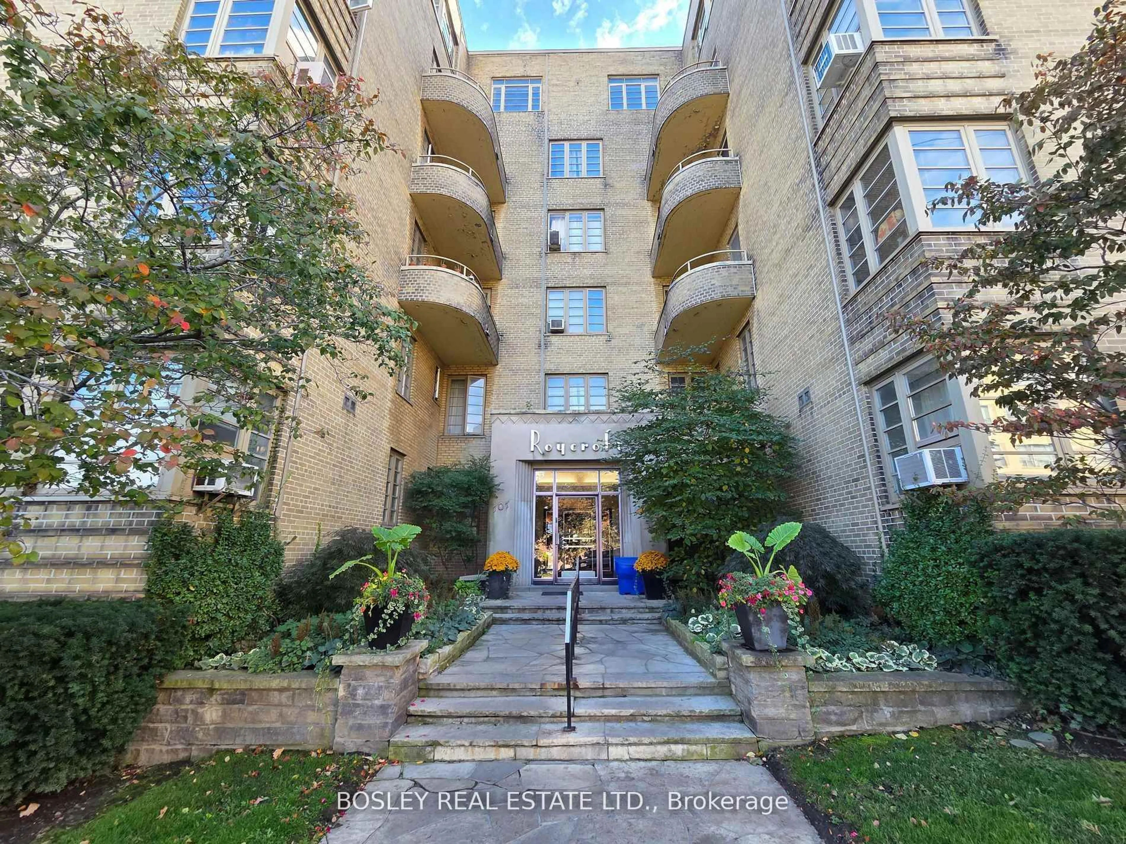 Indoor foyer for 707 Eglinton Ave #604, Toronto Ontario M5N 1C8