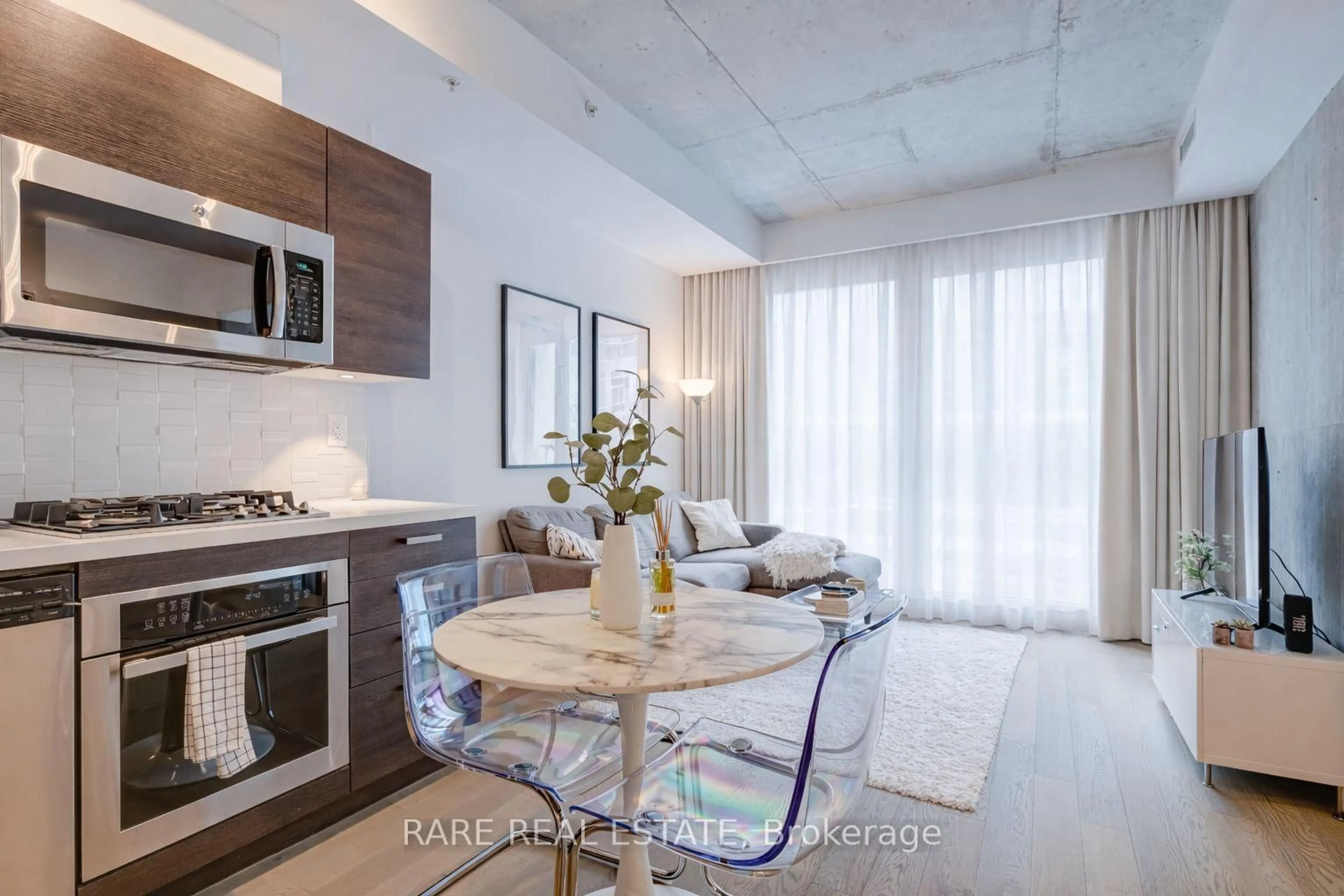 Open concept kitchen, wood/laminate floor for 39 Brant St #513, Toronto Ontario M5V 0M8