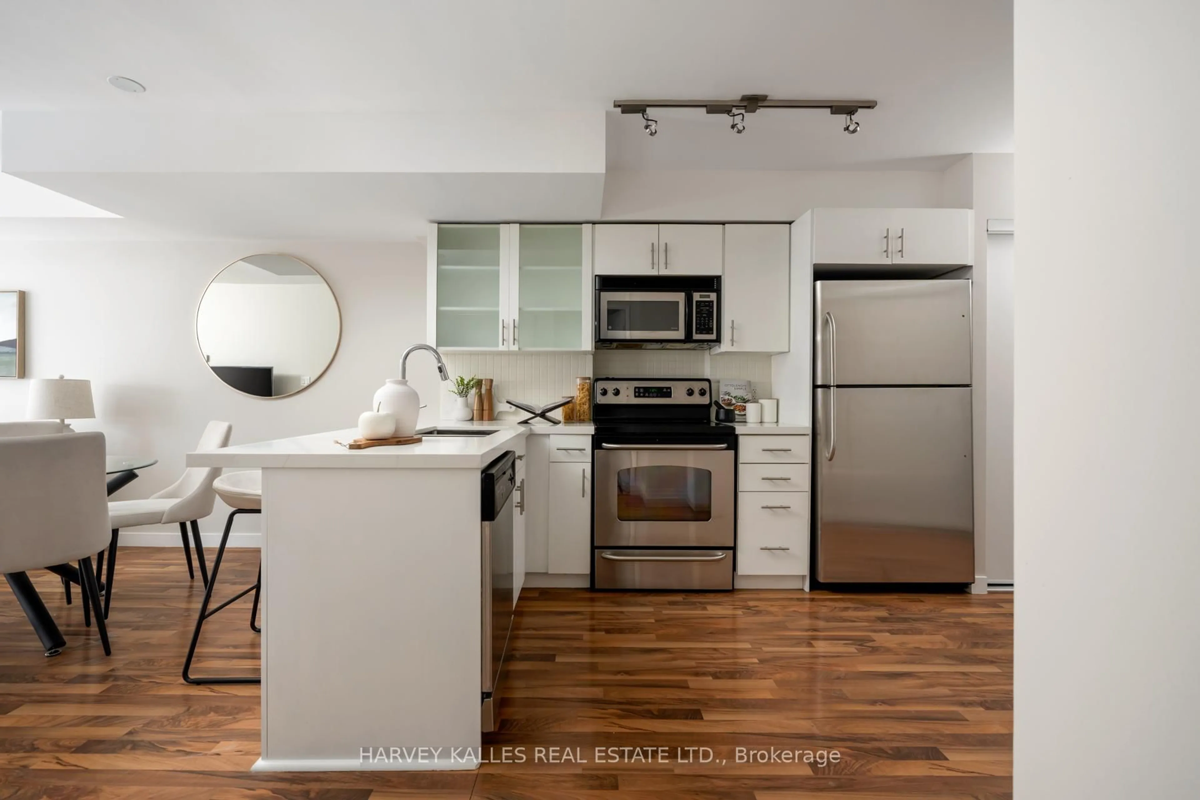 Standard kitchen, unknown for 1005 King St #301, Toronto Ontario M6K 3M8