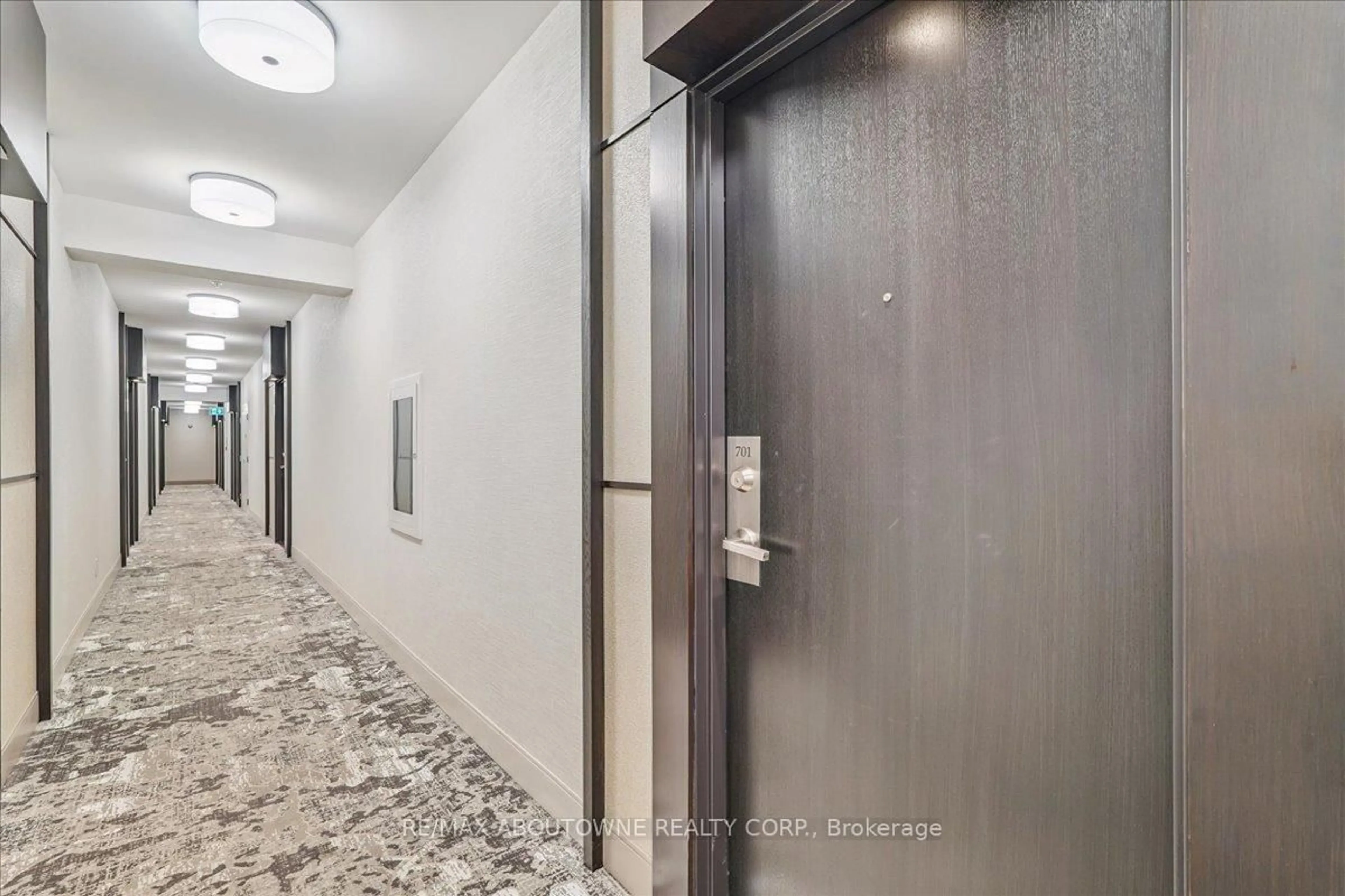 Indoor foyer for 23 Glebe Rd #701, Toronto Ontario M5P 0A1