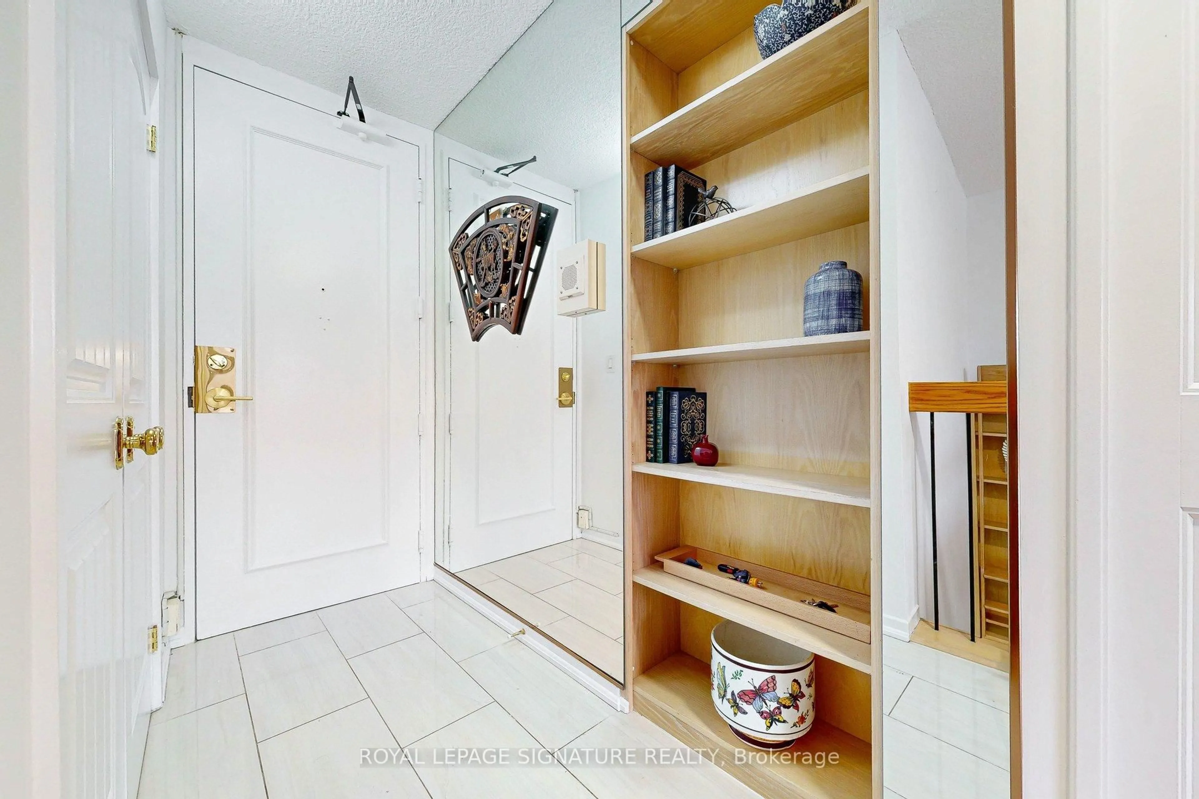 Indoor entryway for 33 Harbour Sq #410/204, Toronto Ontario M5J 2G2