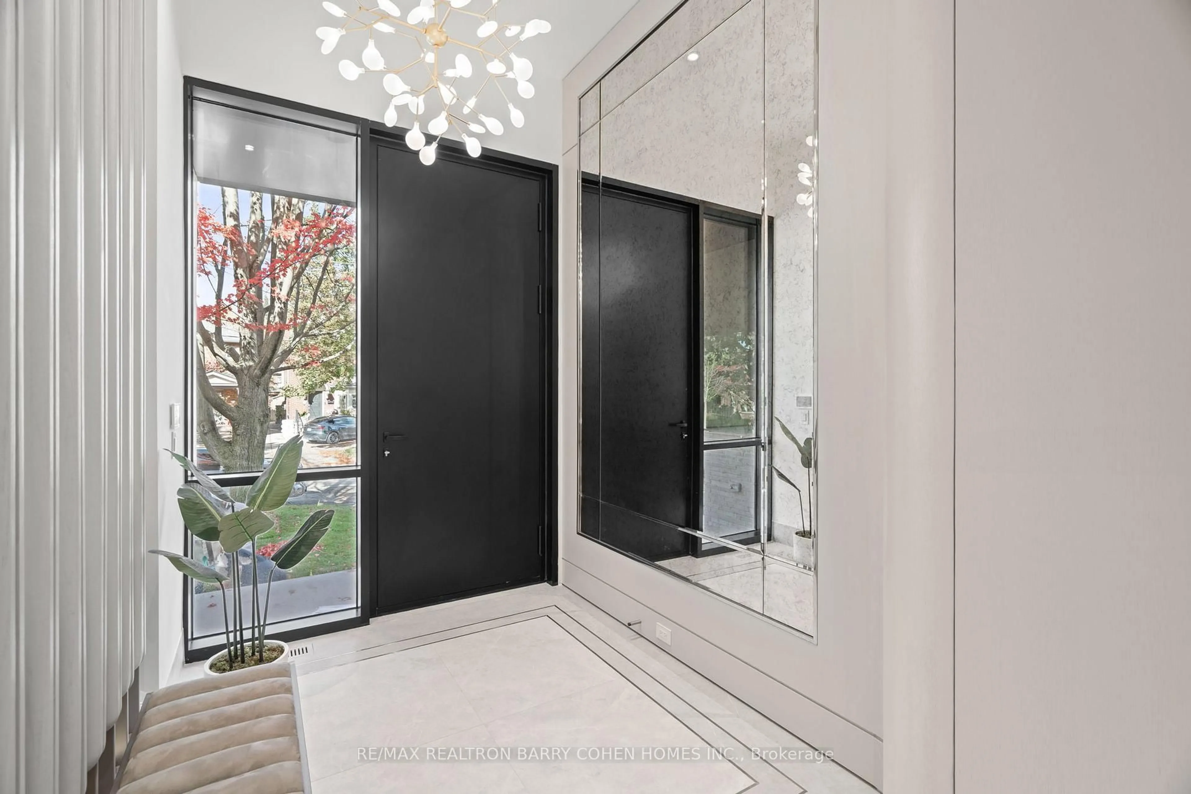 Indoor entryway for 39 Chudleigh Ave, Toronto Ontario M4R 1T1