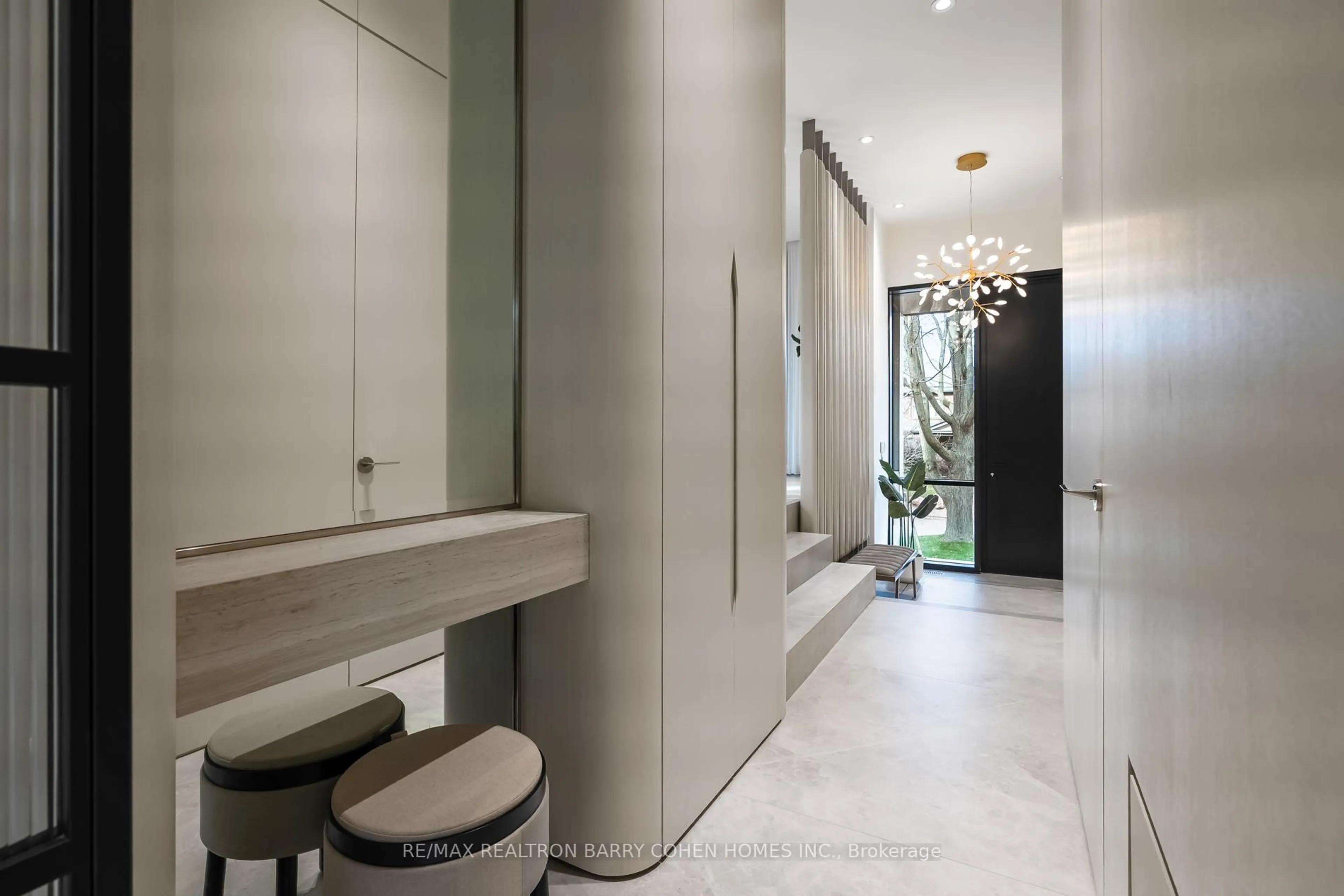 Indoor foyer for 39 Chudleigh Ave, Toronto Ontario M4R 1T1